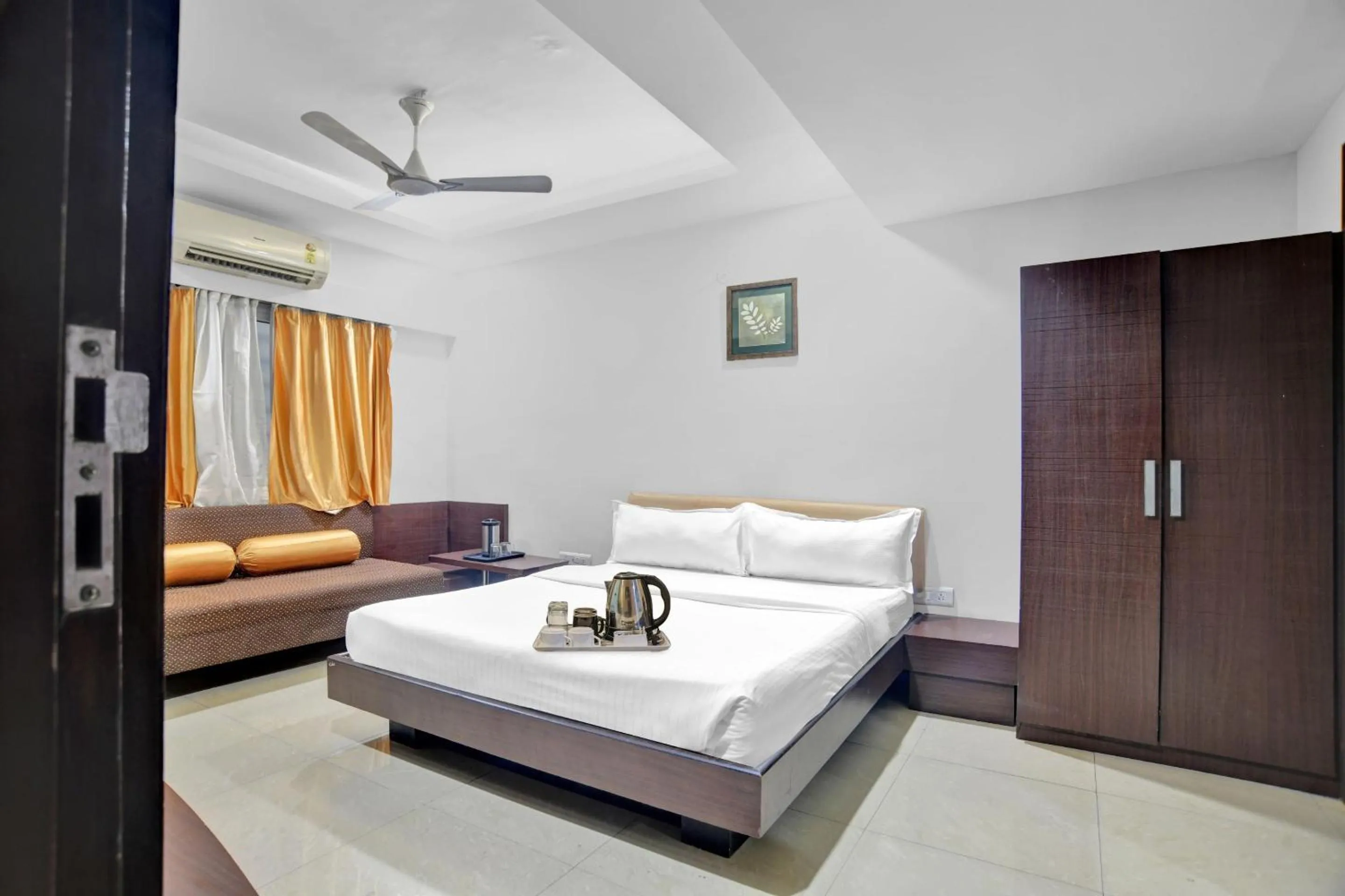 Bedroom, Bed in Super Townhouse Divya Palace