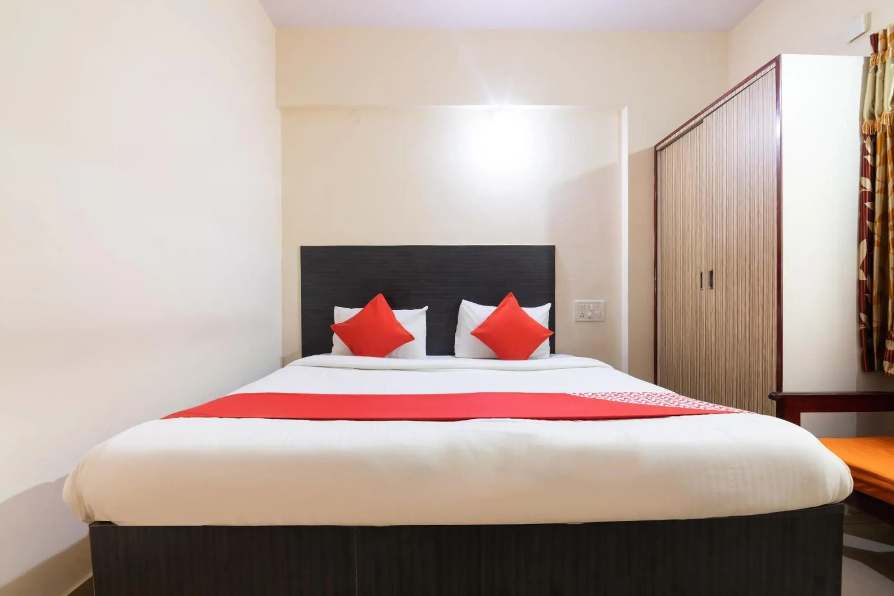 Bedroom in Hotel O Rajmahal Boarding & Lodging Bedroom in Hotel O Rajmahal Boarding & Lodging