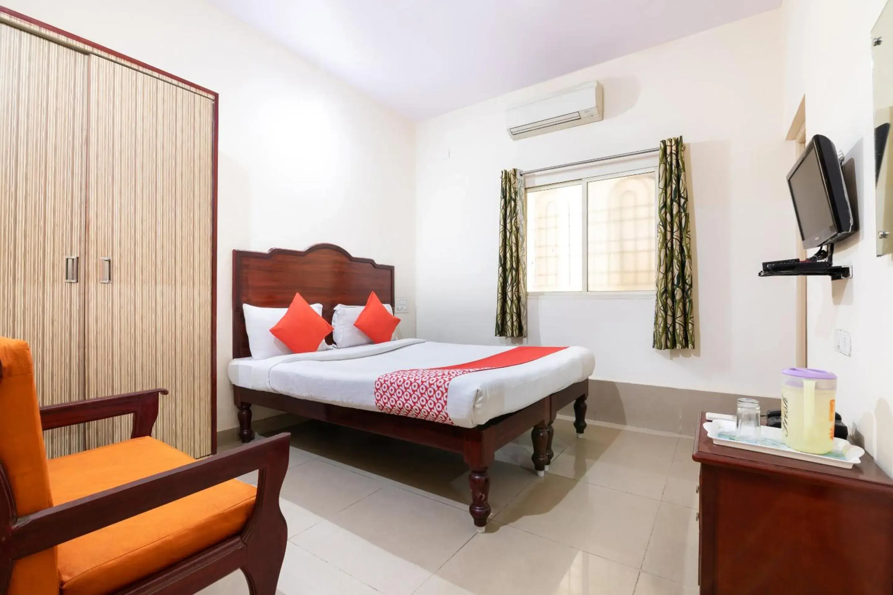 Bedroom in Hotel O Rajmahal Boarding & Lodging Bedroom in Hotel O Rajmahal Boarding & Lodging
