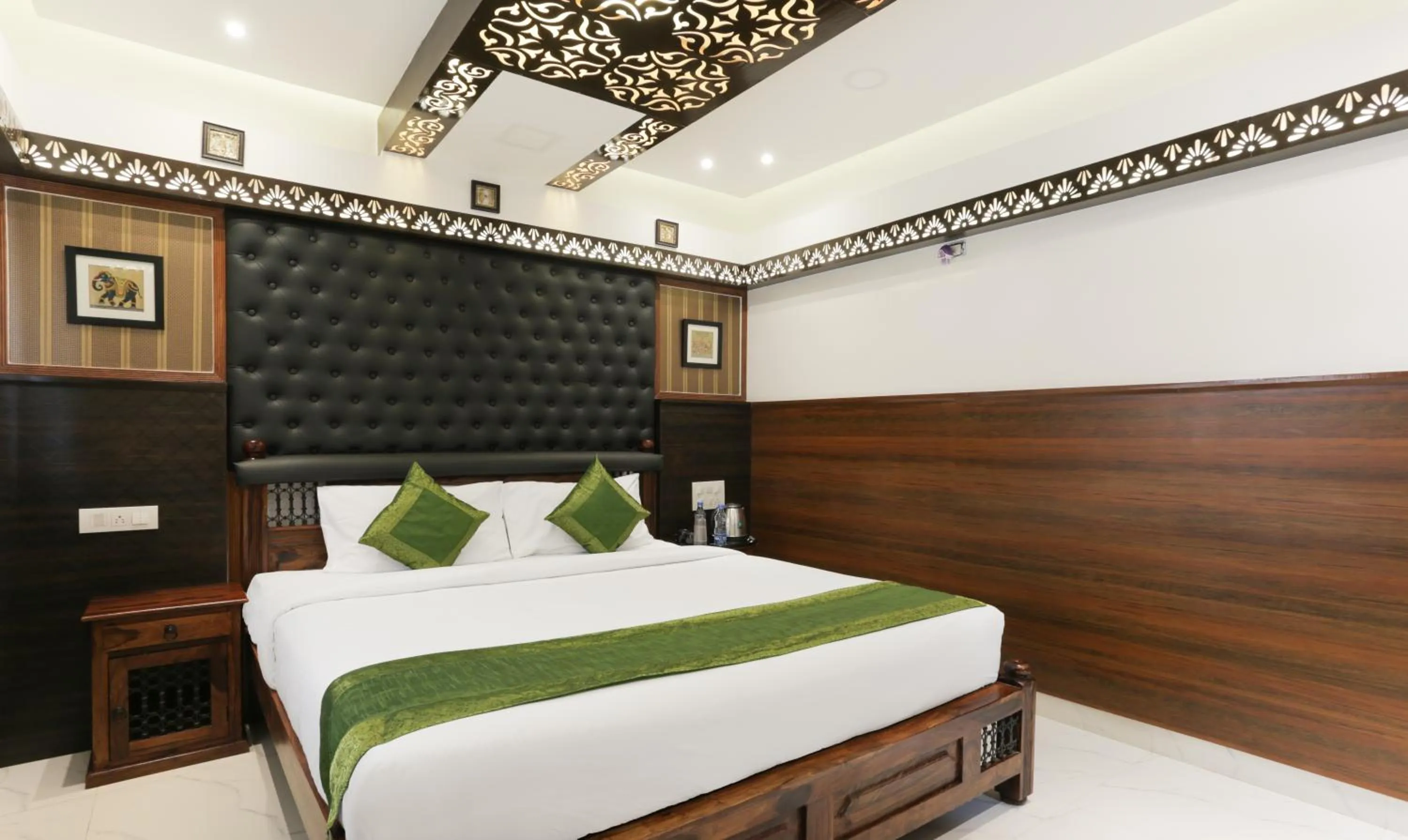 Breakfast, Bed in Hotel Dvaraka Inn