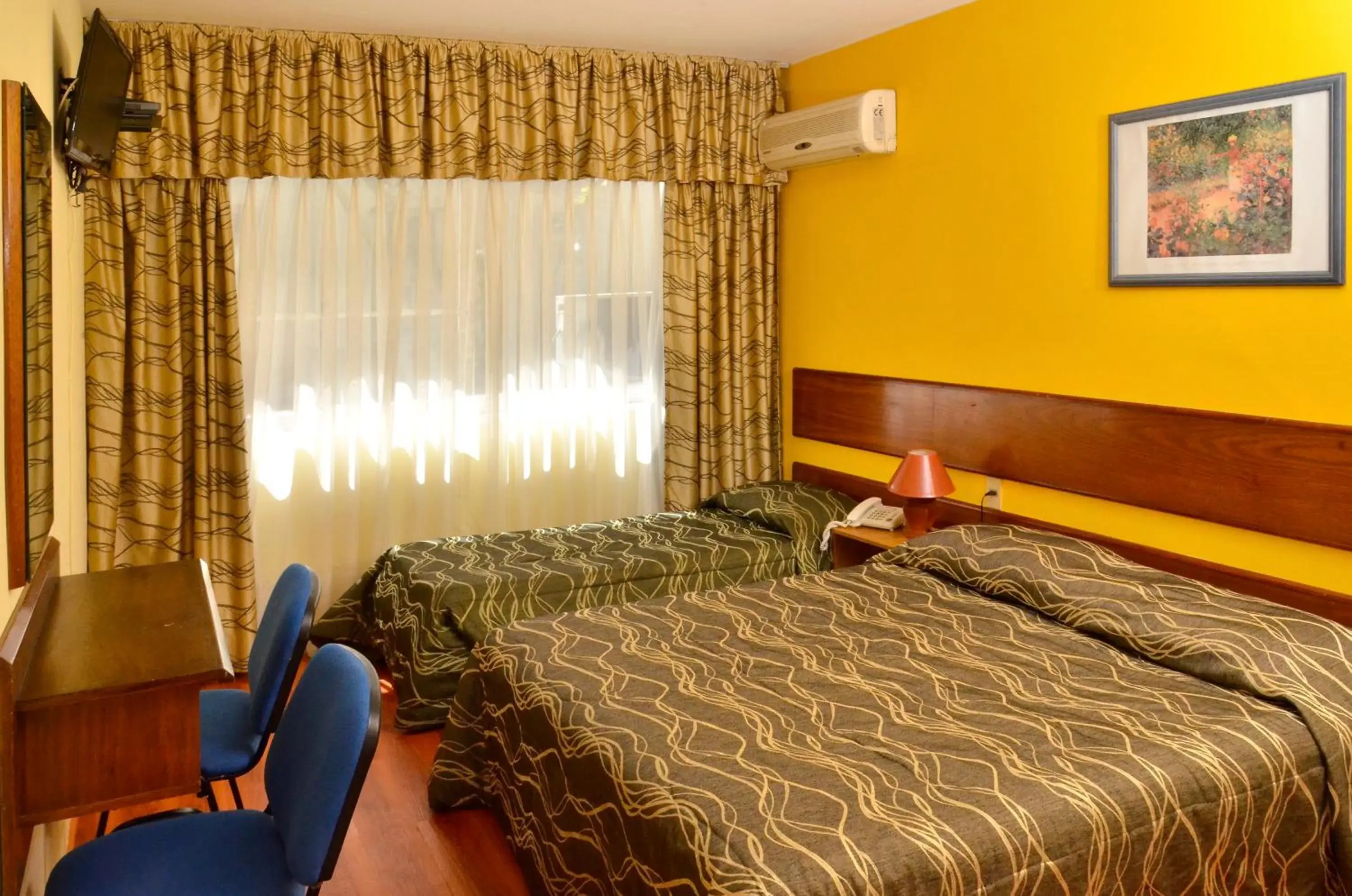 Photo of the whole room, Bed in Hotel Hispano Photo of the whole room, Bed in Hotel Hispano