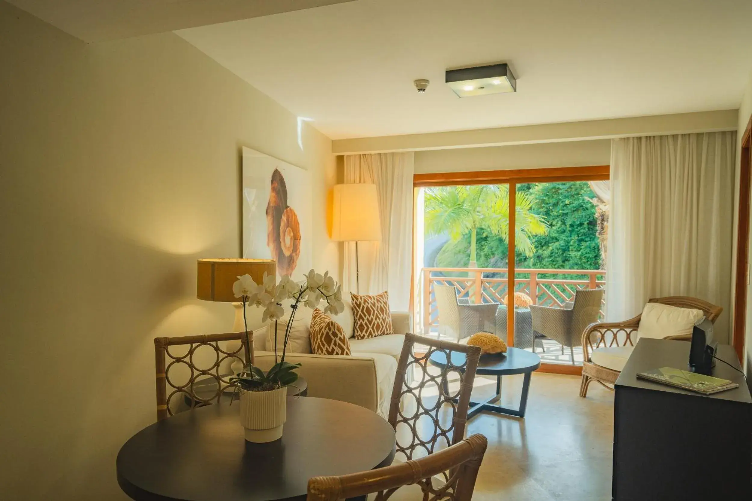 One-Bedroom Suite with Mountain View in The Bannister Hotel & Yacht Club by Mint One-Bedroom Suite with Mountain View in The Bannister Hotel & Yacht Club by Mint