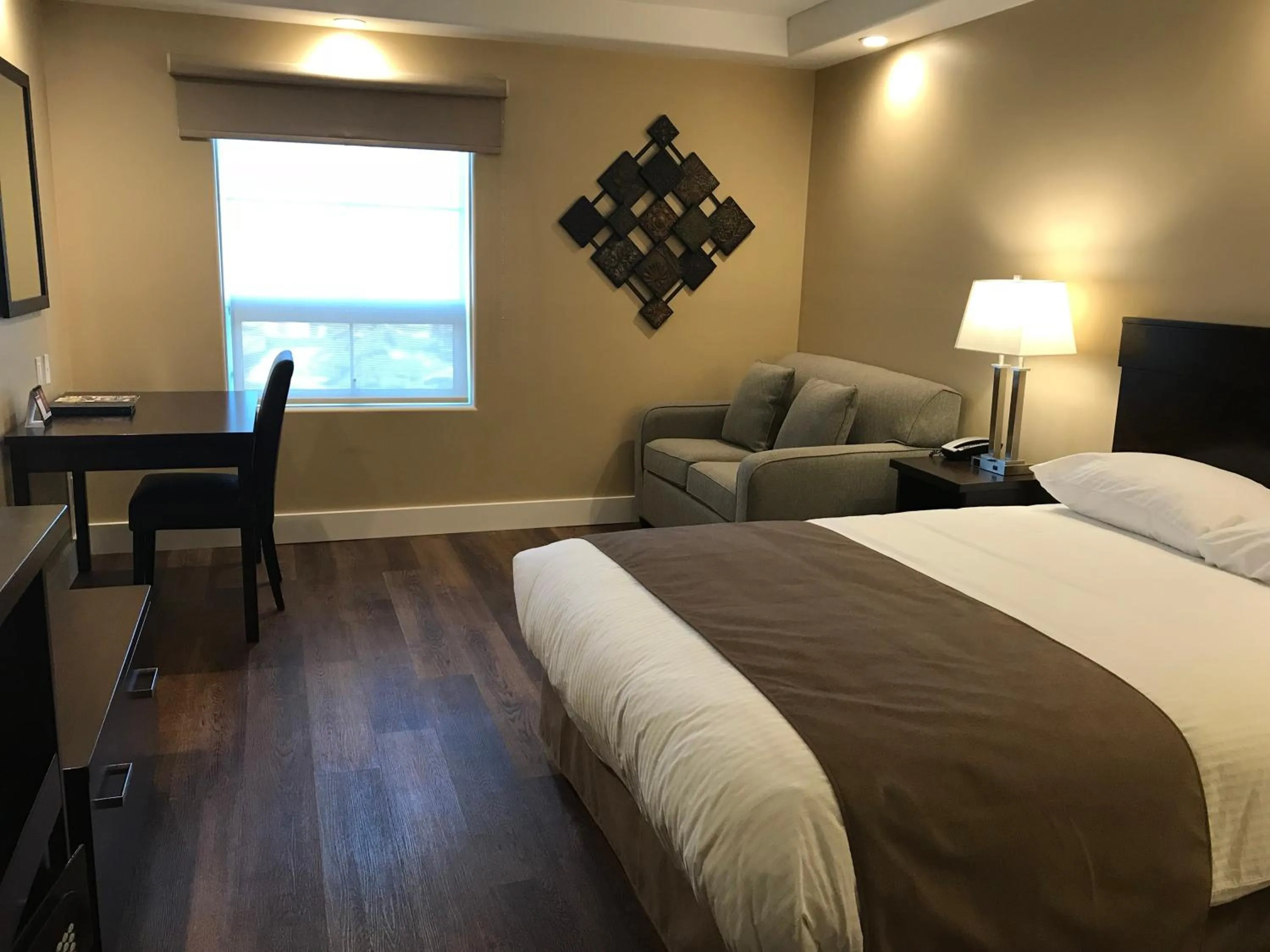 Photo of the whole room, Bed in Chateau Louis Hotel & Conference Centre