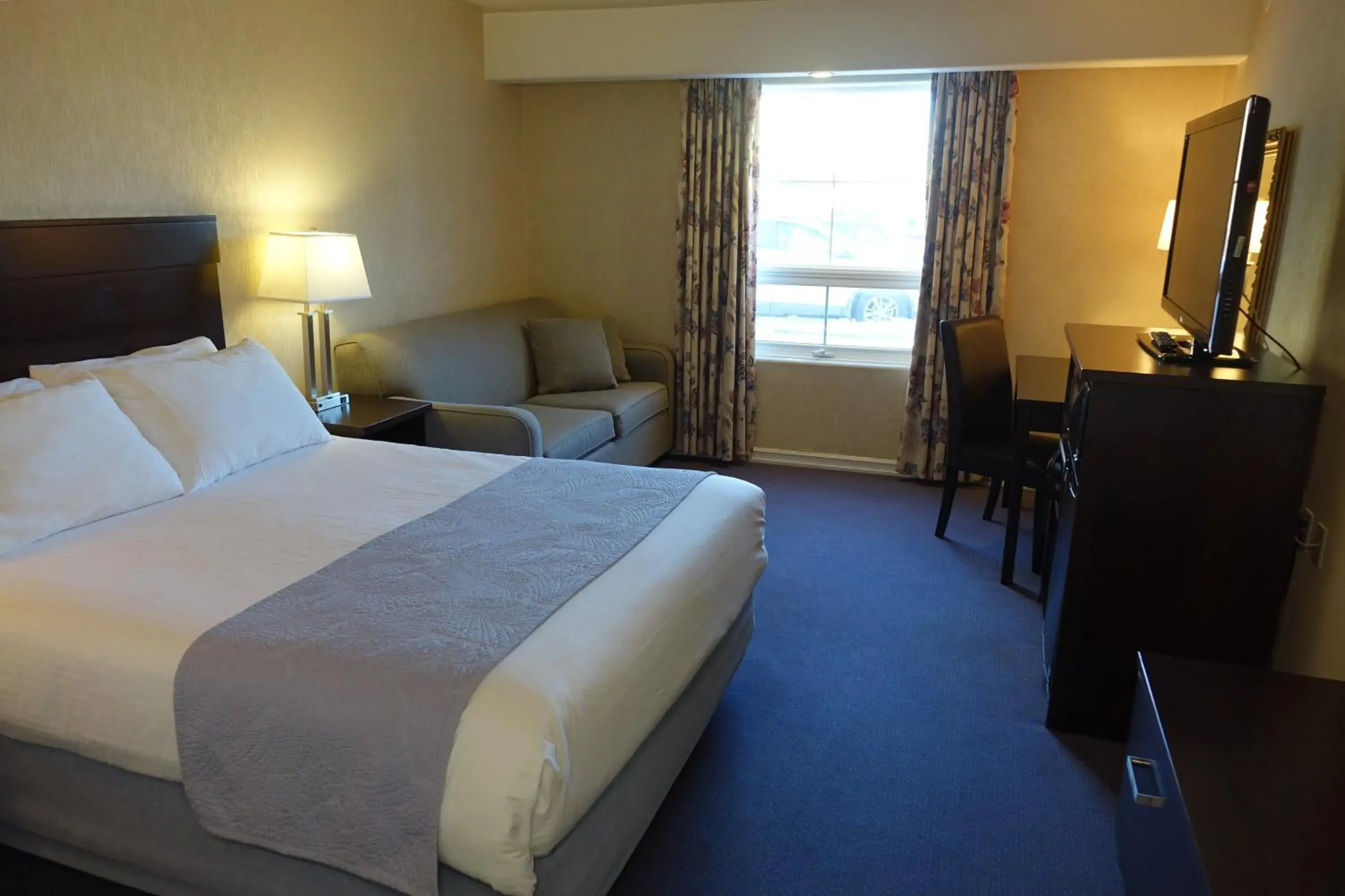 Queen Room in Chateau Louis Hotel & Conference Centre Queen Room in Chateau Louis Hotel & Conference Centre