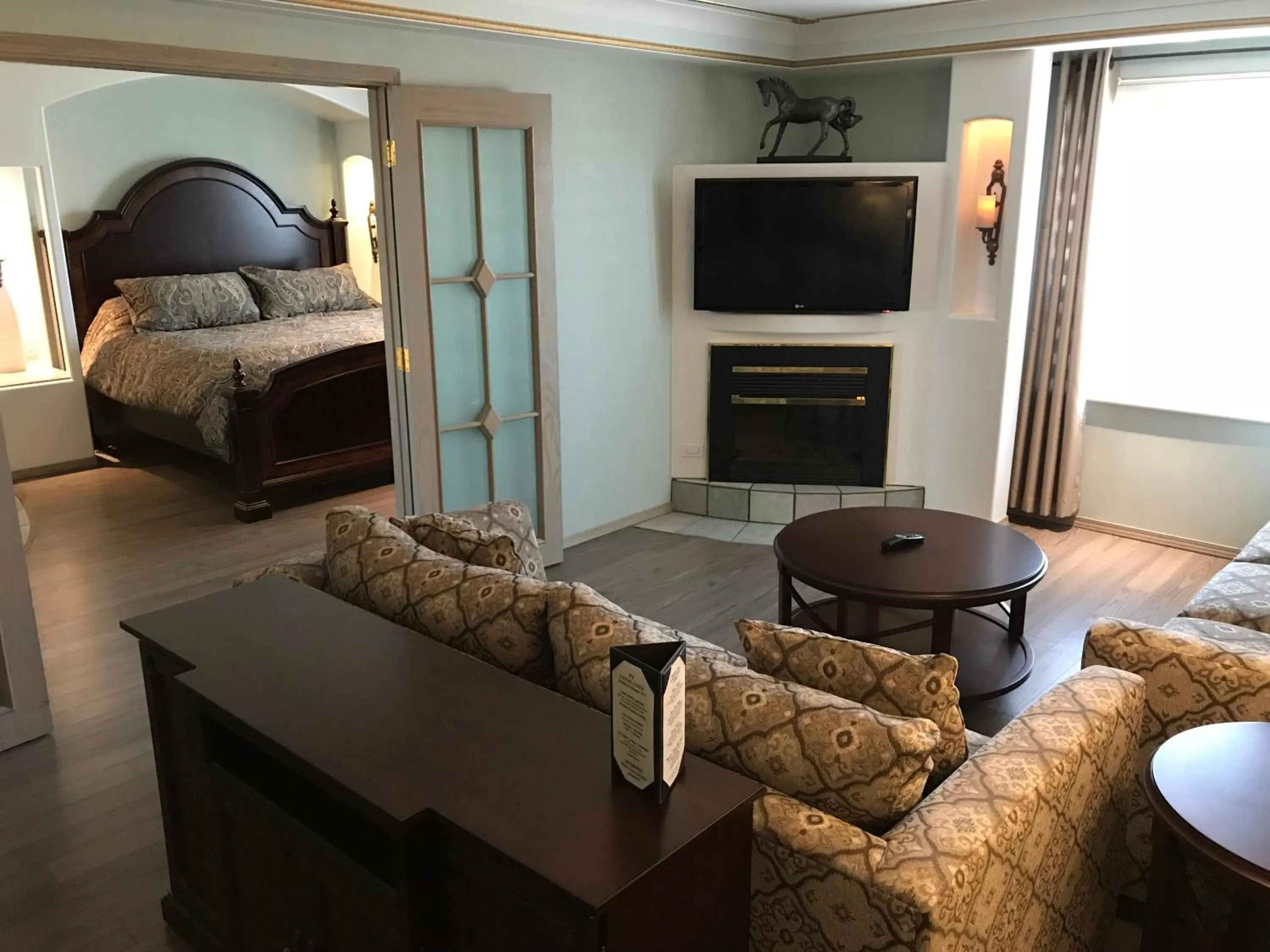 Living room, Bed in Chateau Louis Hotel & Conference Centre