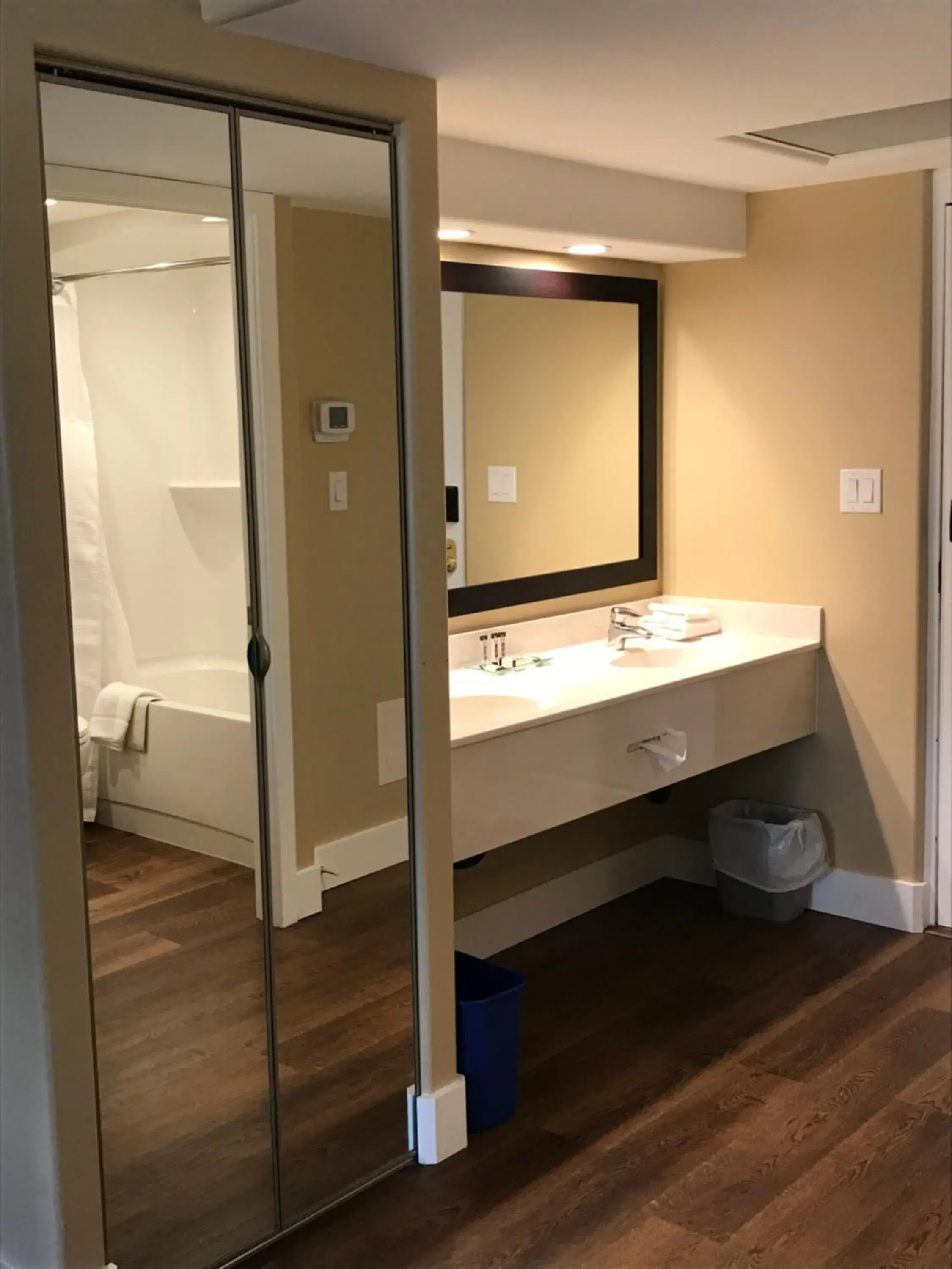 Deluxe Queen Room with Two Queen Beds in Chateau Louis Hotel & Conference Centre Deluxe Queen Room with Two Queen Beds in Chateau Louis Hotel & Conference Centre