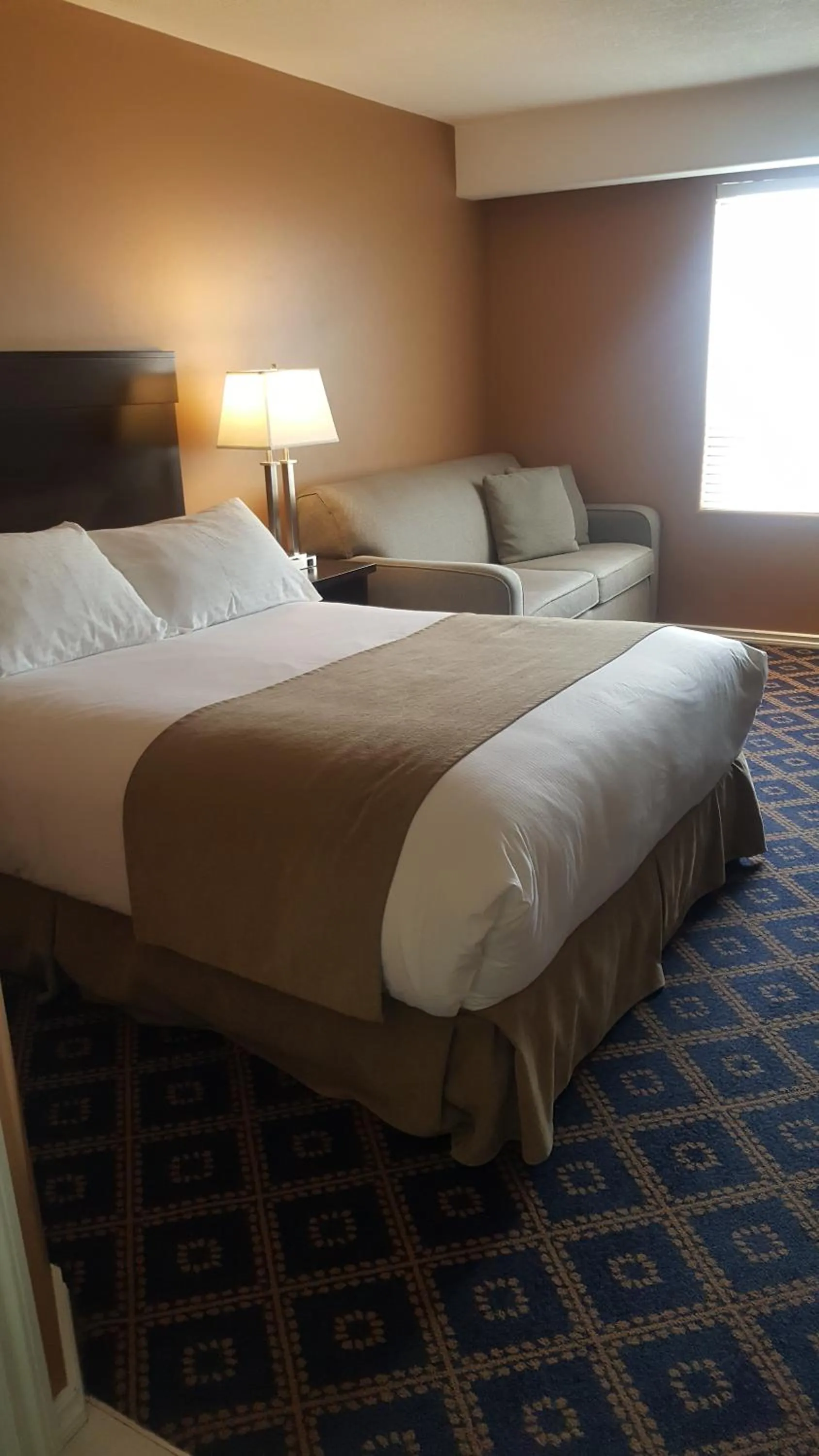 Photo of the whole room, Bed in Chateau Louis Hotel & Conference Centre