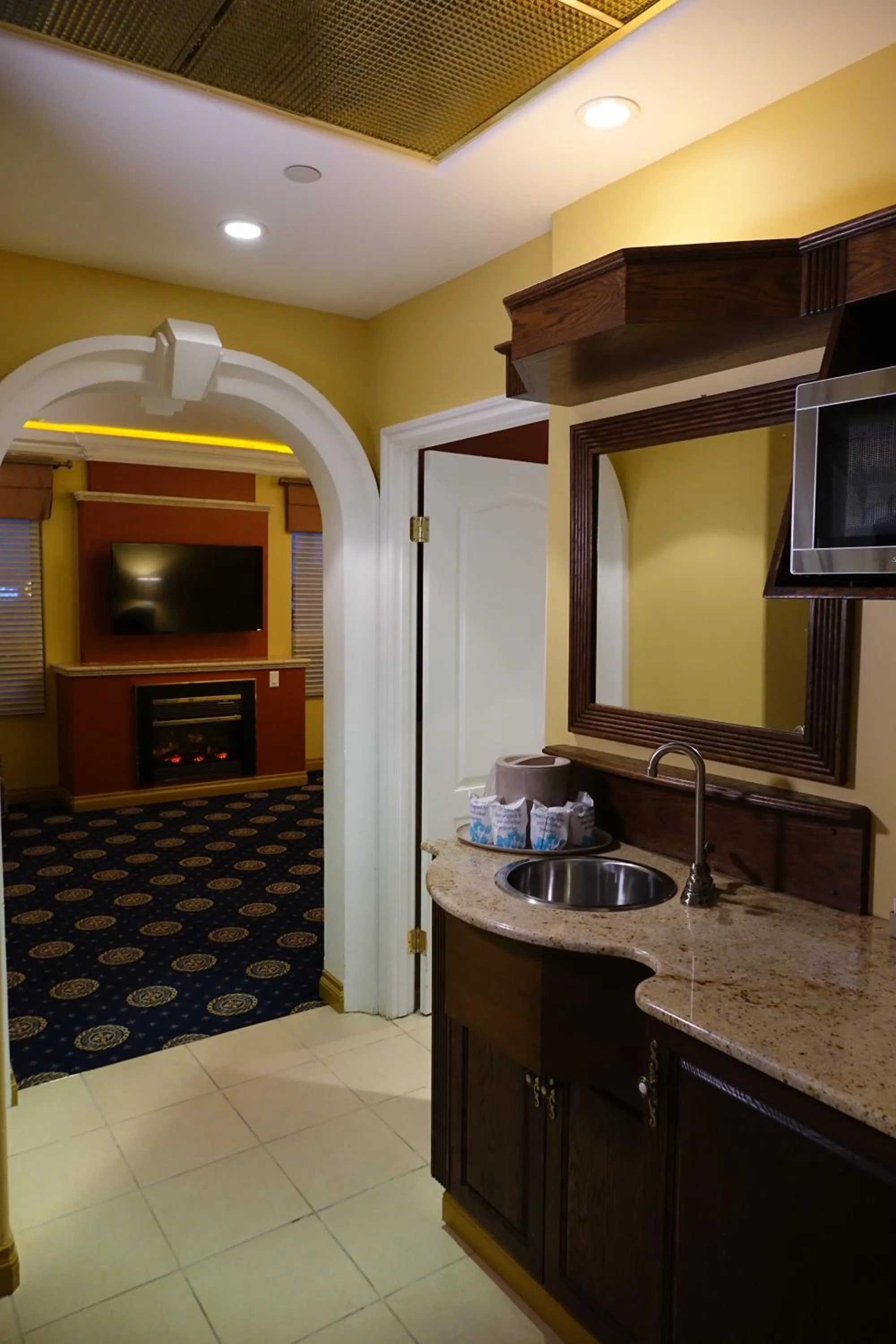 Kitchen or kitchenette in Chateau Louis Hotel & Conference Centre