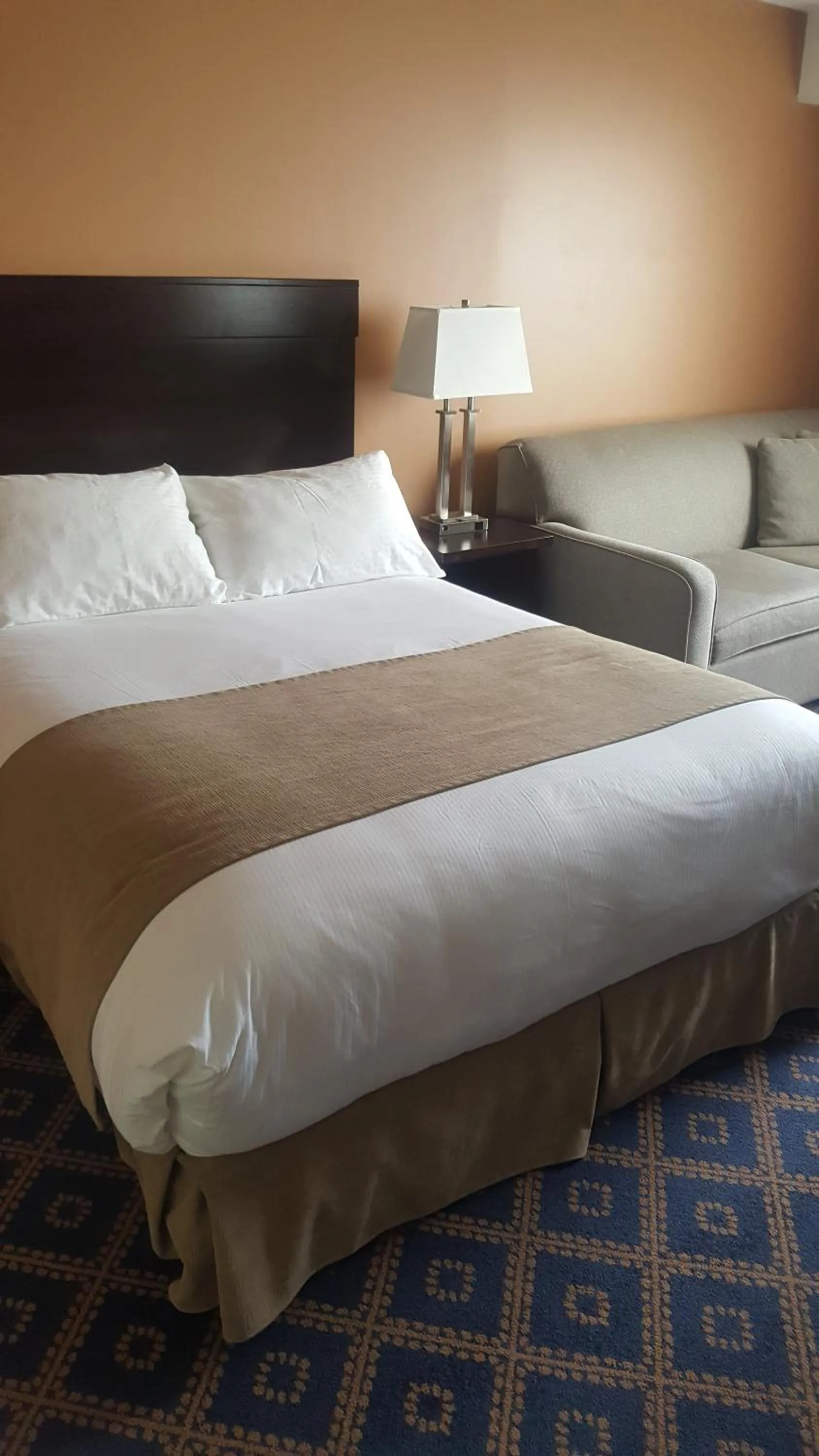 Bed in Chateau Louis Hotel & Conference Centre