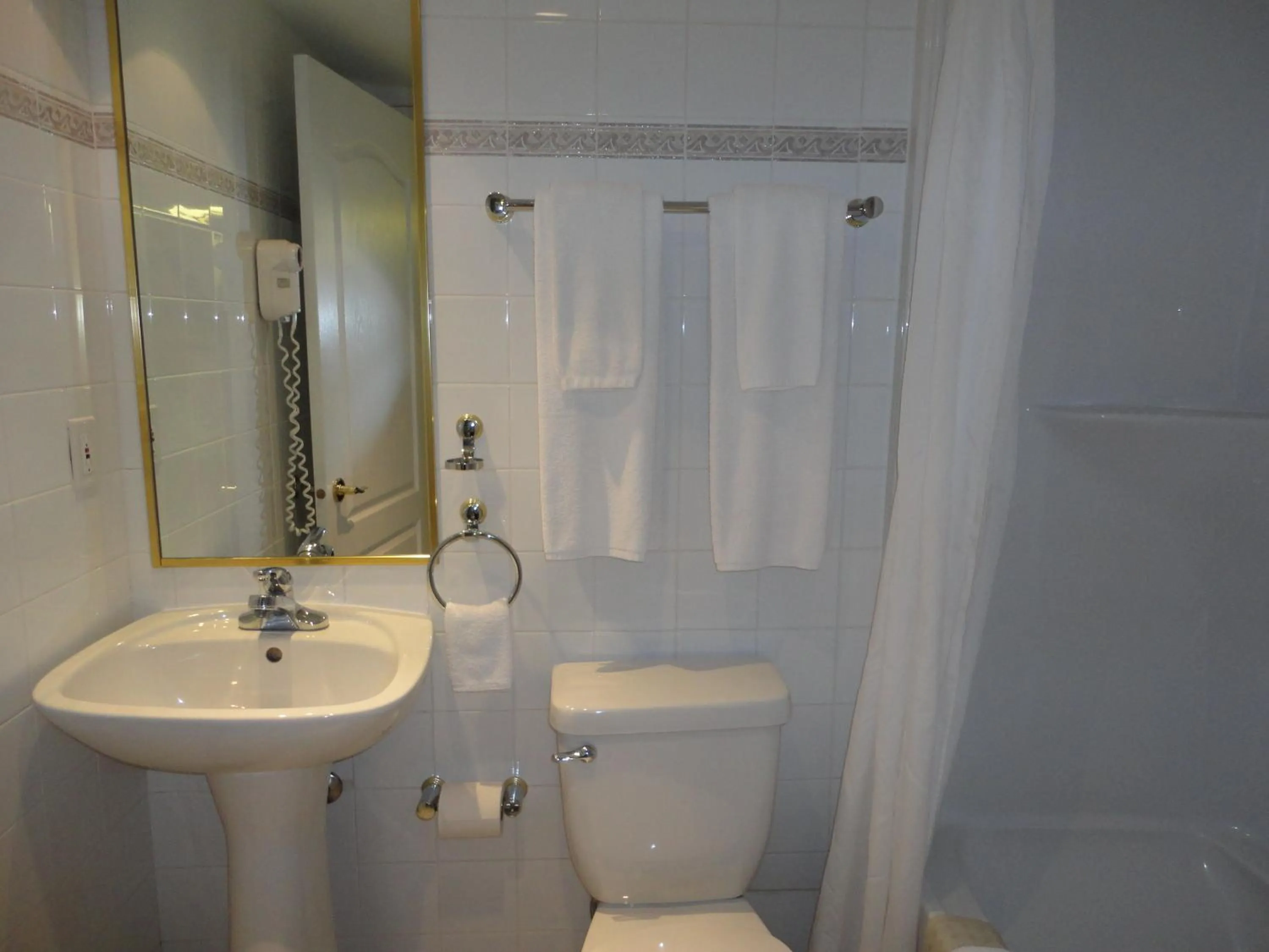 Bathroom in Chateau Louis Hotel & Conference Centre