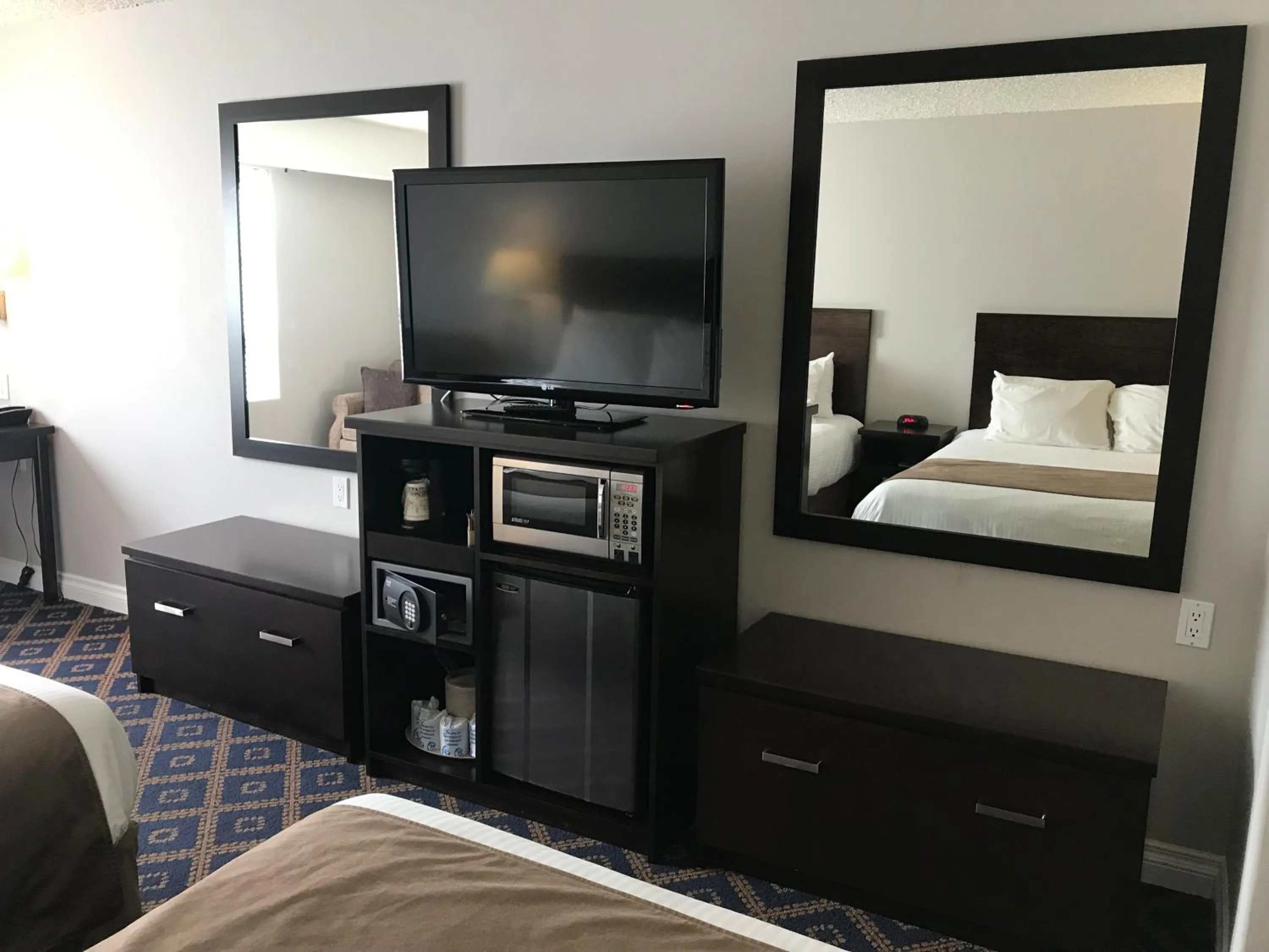 Living room, Bed in Chateau Louis Hotel & Conference Centre