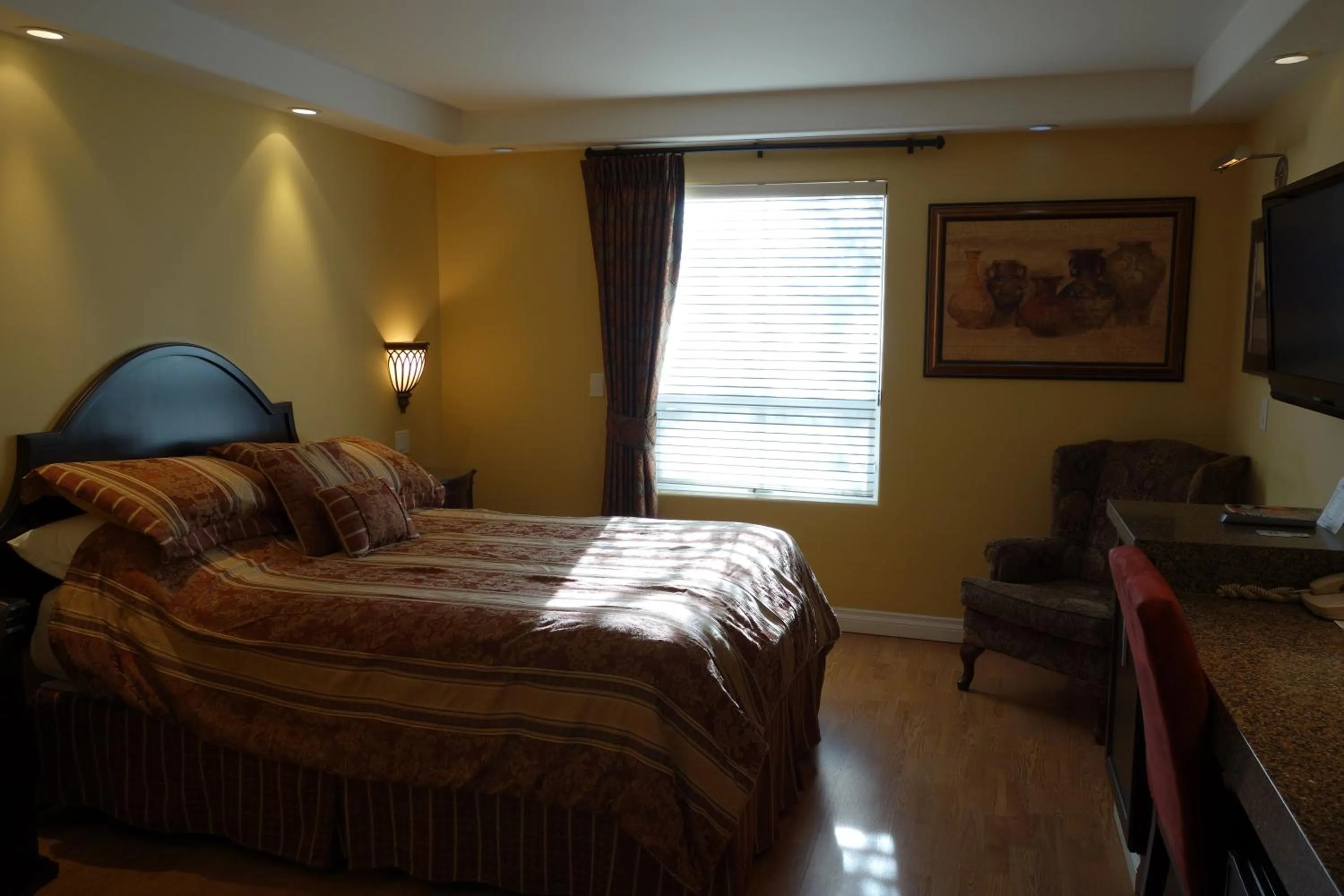 Bed in Chateau Louis Hotel & Conference Centre