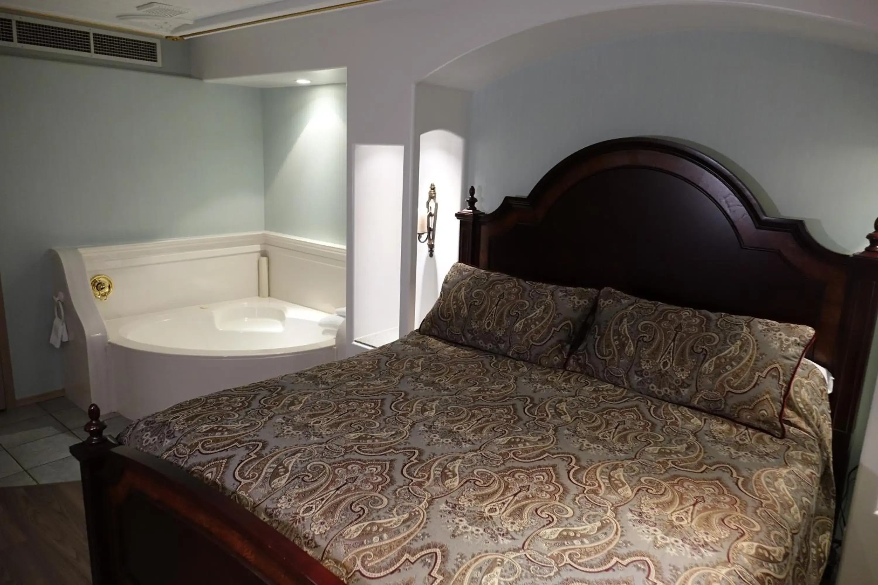 King Suite with Spa Bath in Chateau Louis Hotel & Conference Centre King Suite with Spa Bath in Chateau Louis Hotel & Conference Centre