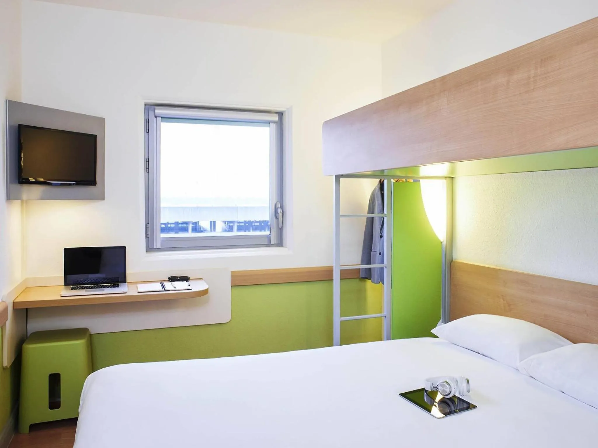 Property building, Bed in ibis budget Birmingham Airport Terminal Building - NEC