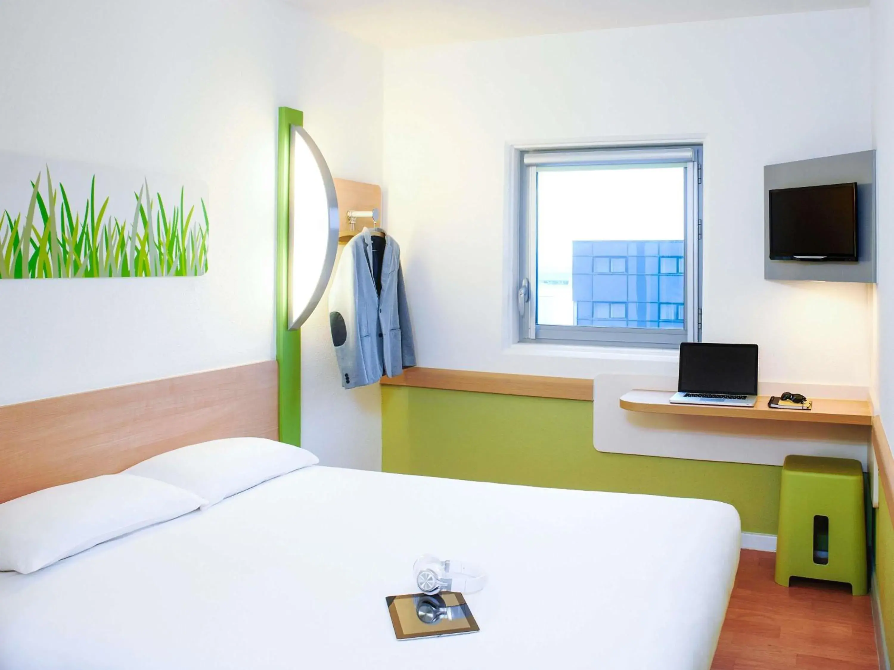 Bedroom, Bed in ibis budget Birmingham Airport Terminal Building - NEC Bedroom, Bed in ibis budget Birmingham Airport Terminal Building - NEC