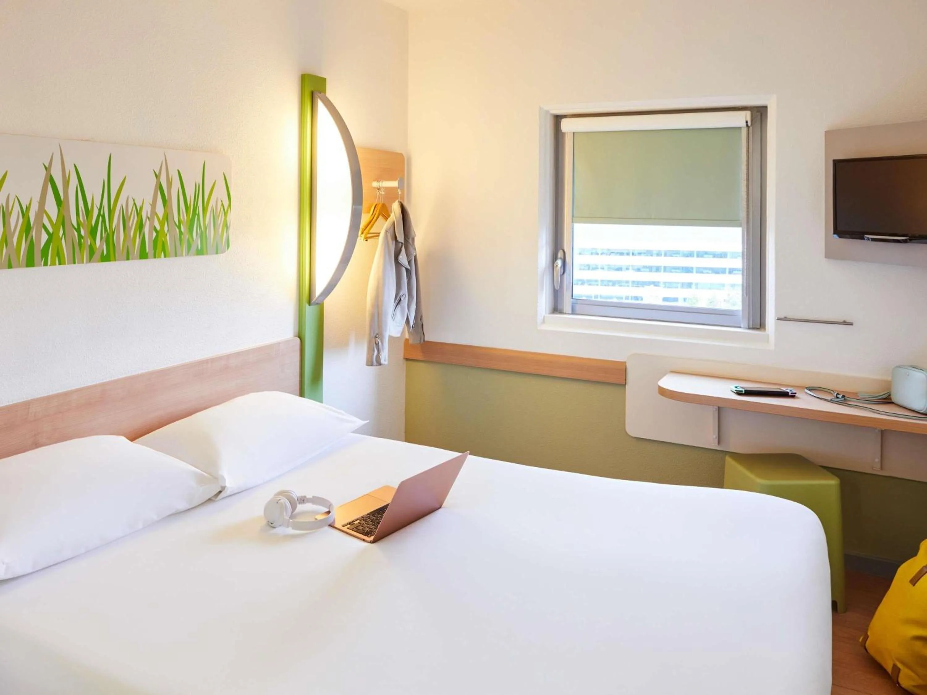 Bedroom, Bed in ibis budget Birmingham Airport Terminal Building - NEC