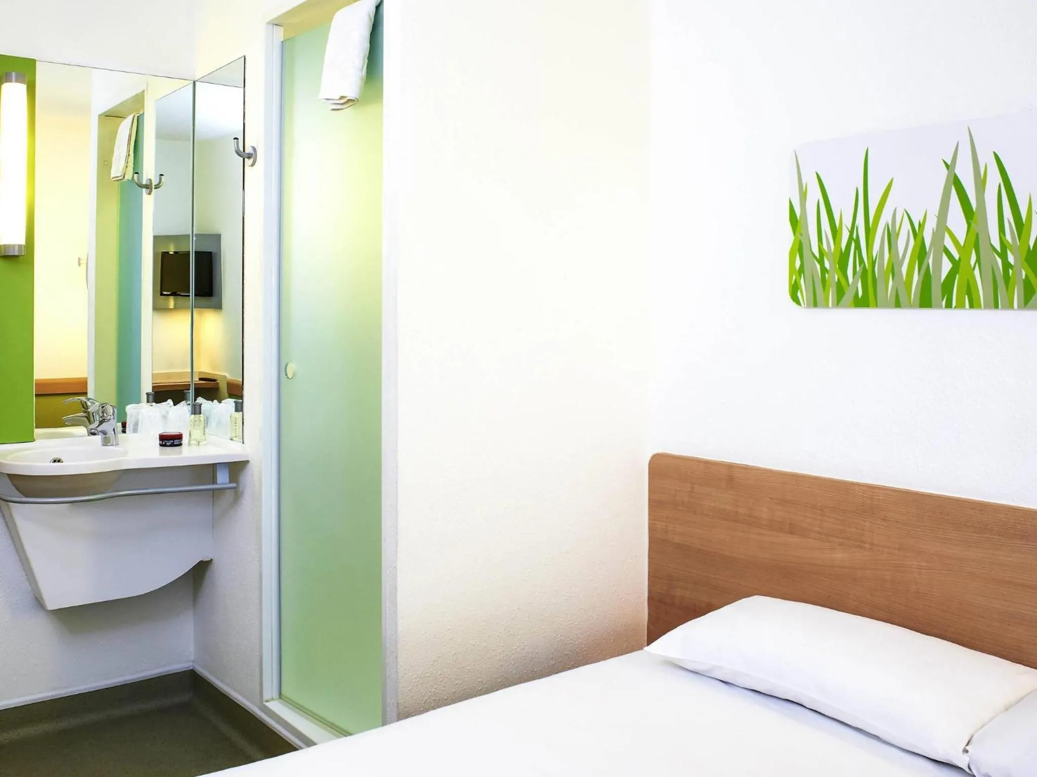 Bedroom, Bed in ibis budget Birmingham Airport Terminal Building - NEC