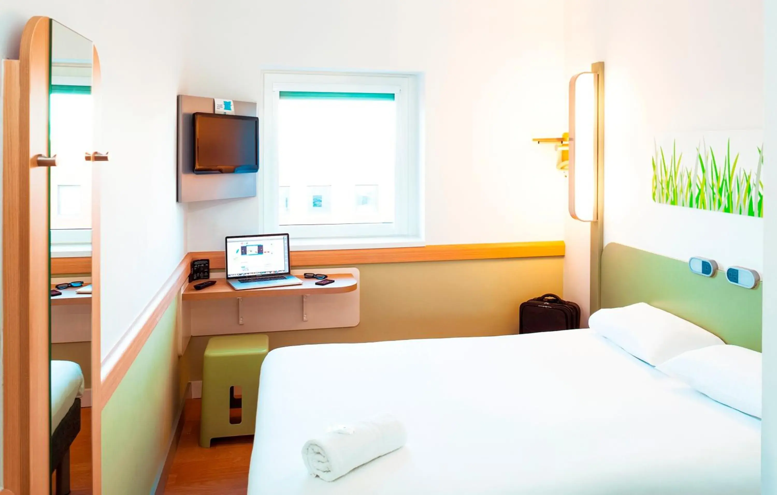 Bedroom, Bed in ibis budget Birmingham International Airport – NEC