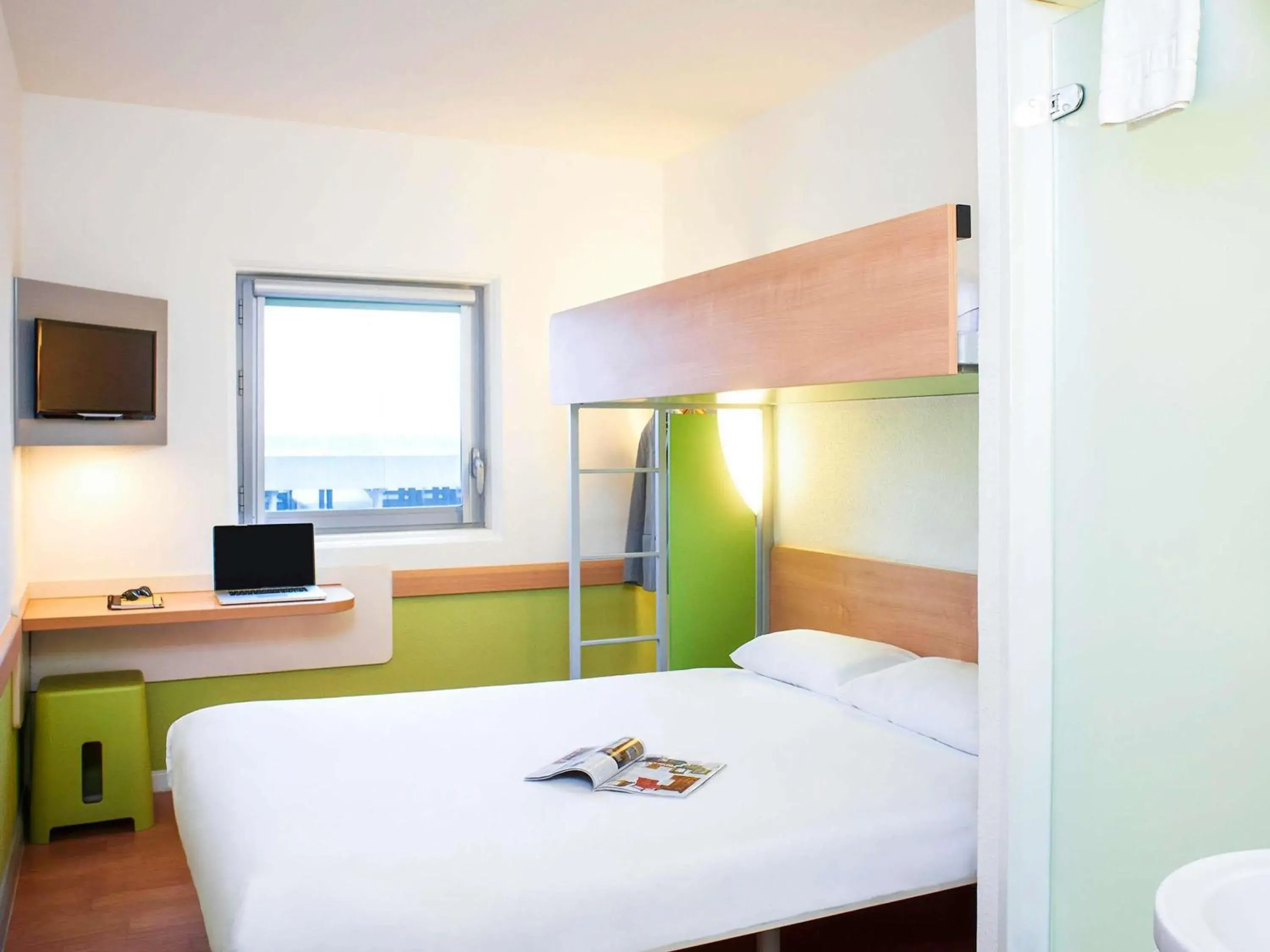 Bedroom, Bed in ibis budget Birmingham Airport Terminal Building - NEC Bedroom, Bed in ibis budget Birmingham Airport Terminal Building - NEC