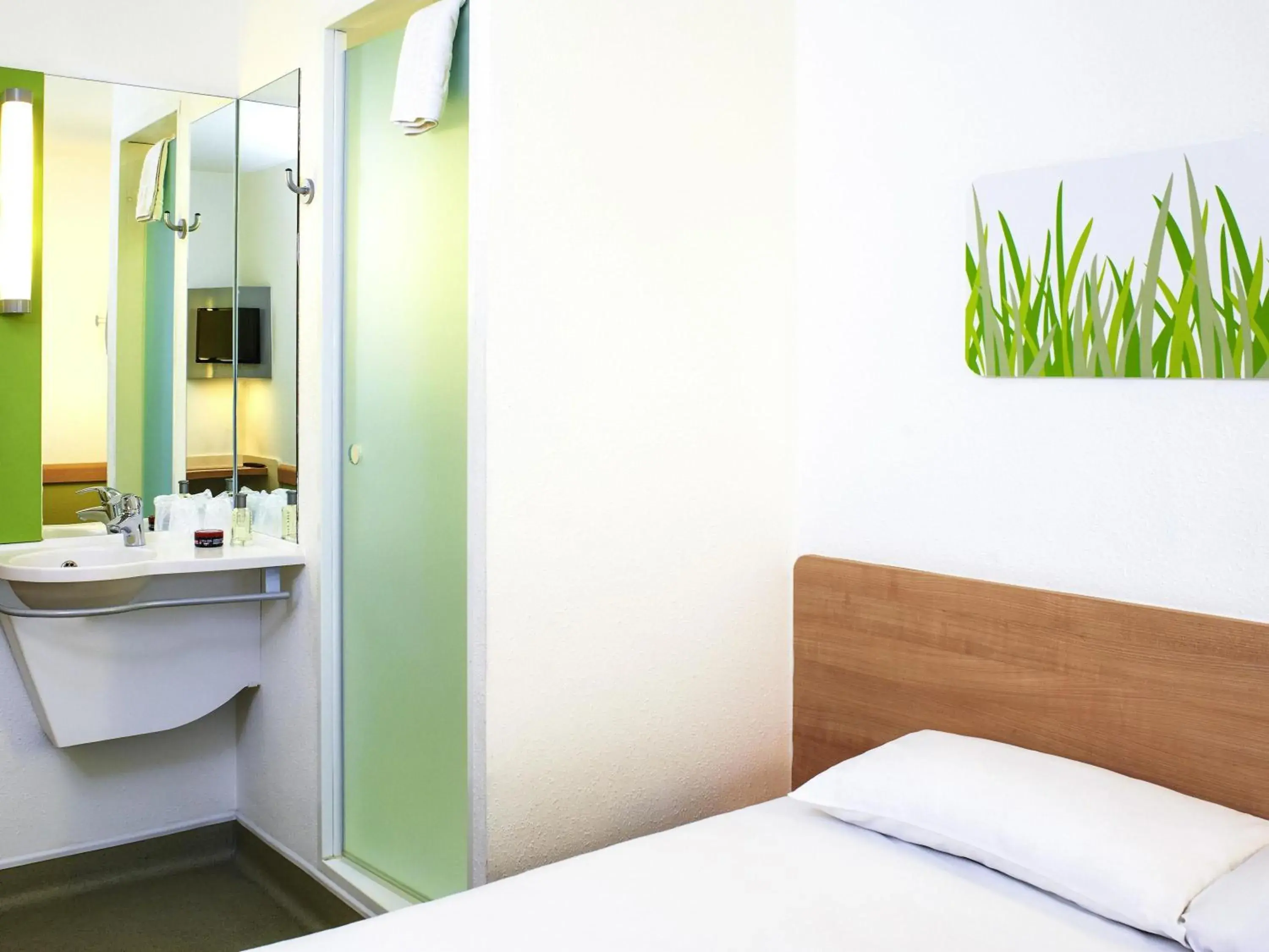 Bedroom, Bed in ibis budget Birmingham Airport Terminal Building - NEC Bedroom, Bed in ibis budget Birmingham Airport Terminal Building - NEC