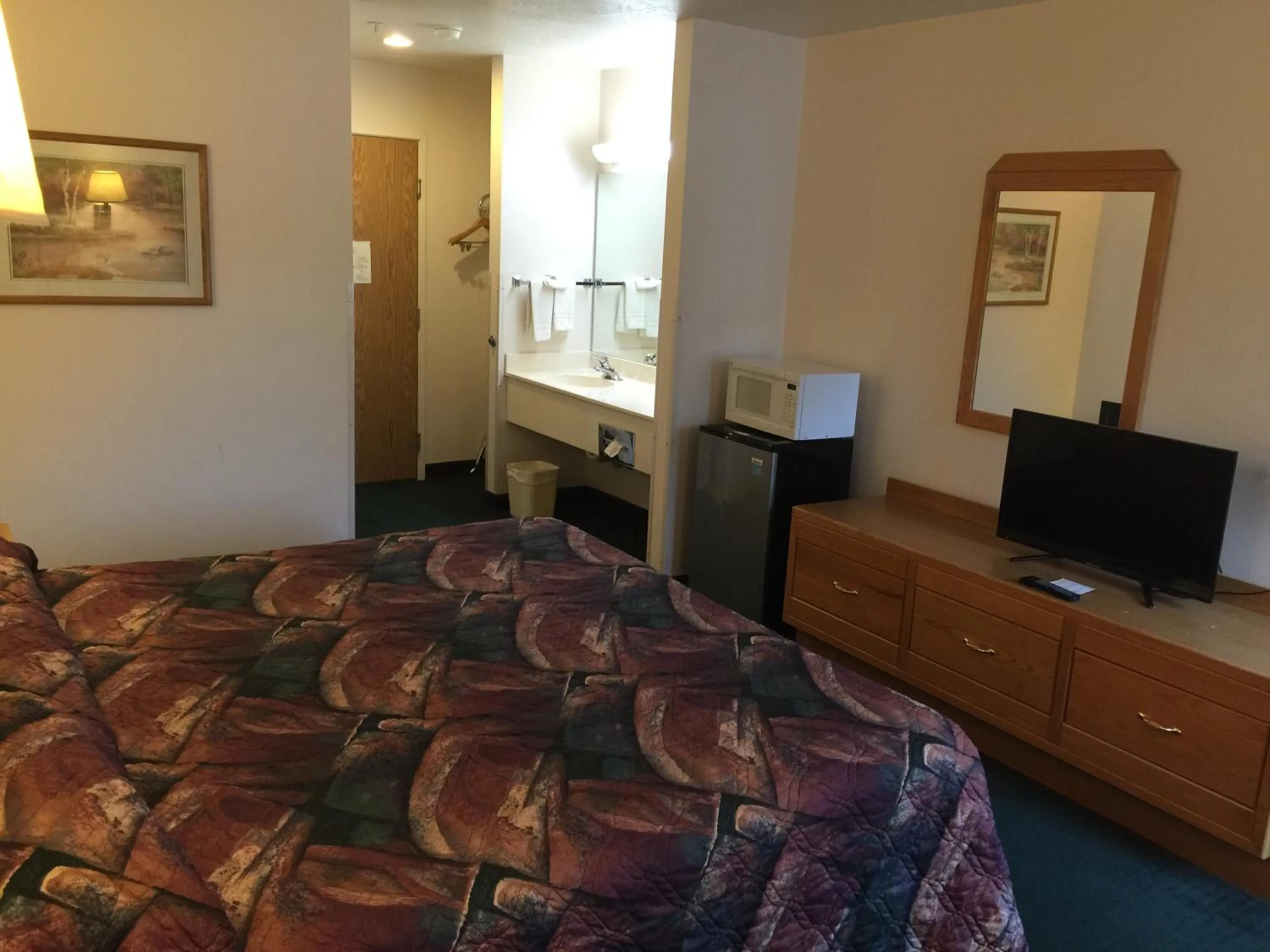 Photo of the whole room, Bed in Economy Inn & Suites