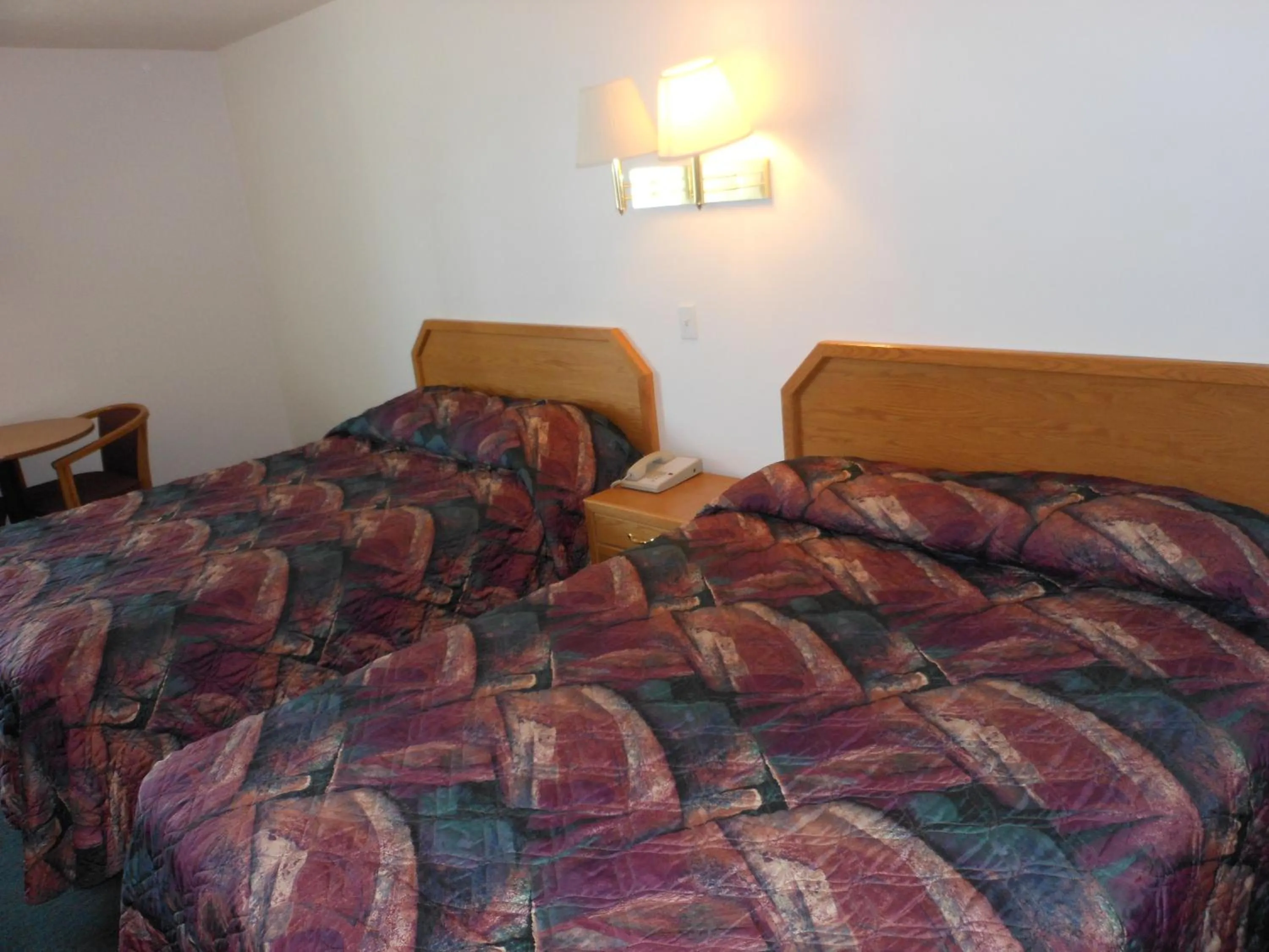 Bed in Economy Inn & Suites