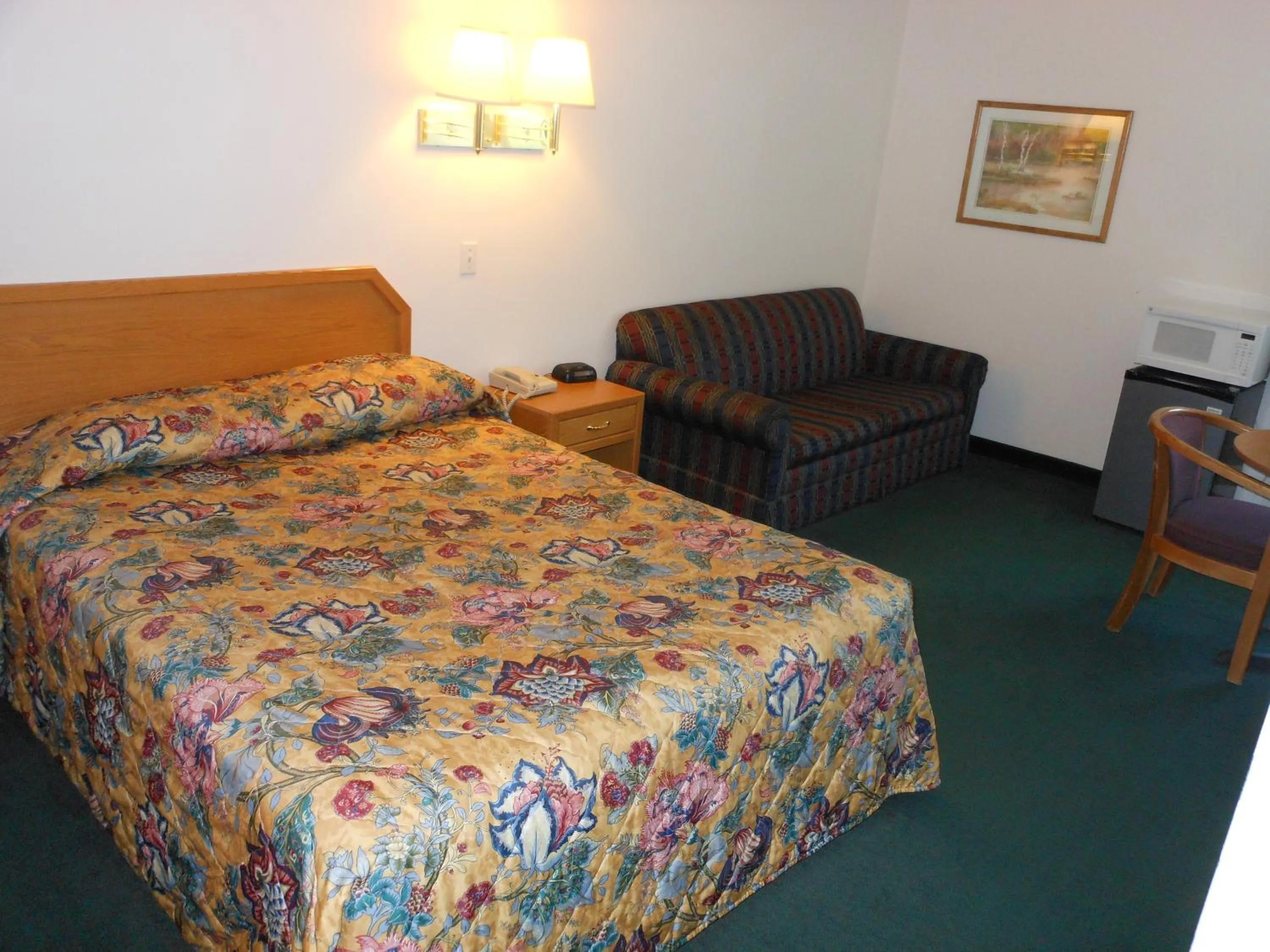 Bed in Economy Inn & Suites