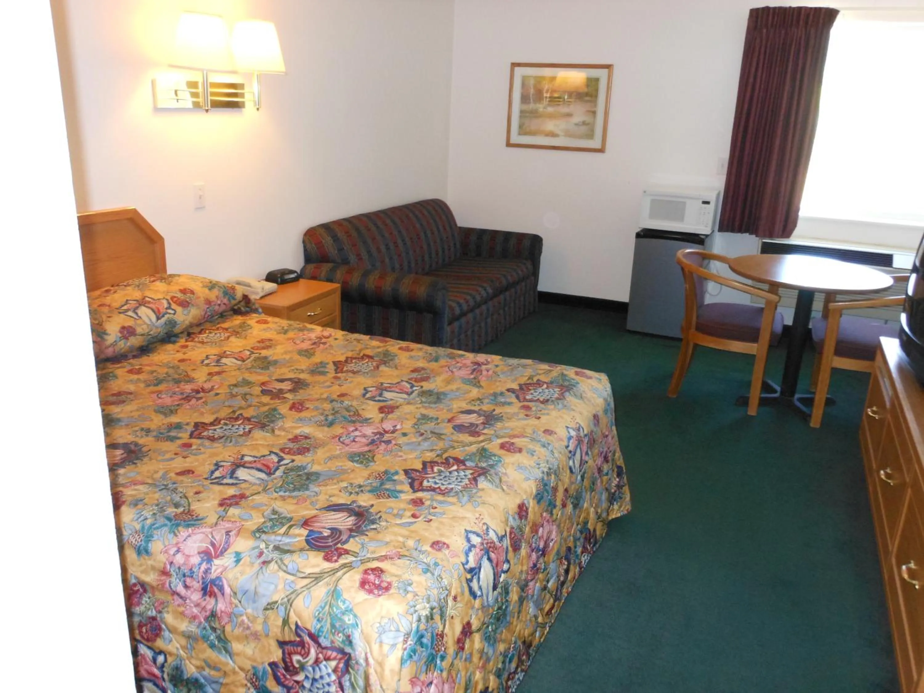 Photo of the whole room, Bed in Economy Inn & Suites