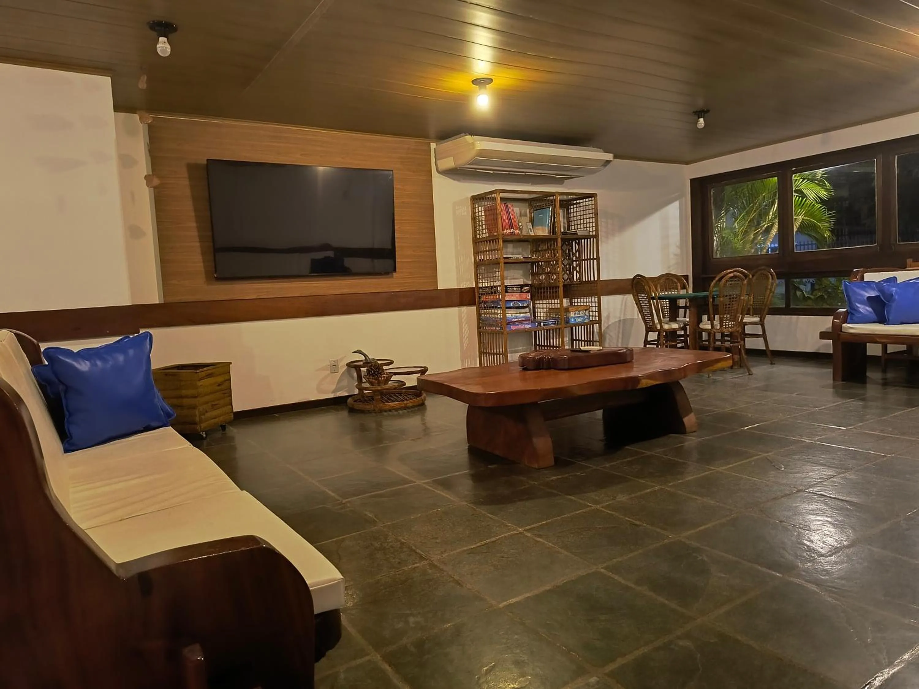 Communal lounge/ TV room in Pousada Guaratiba