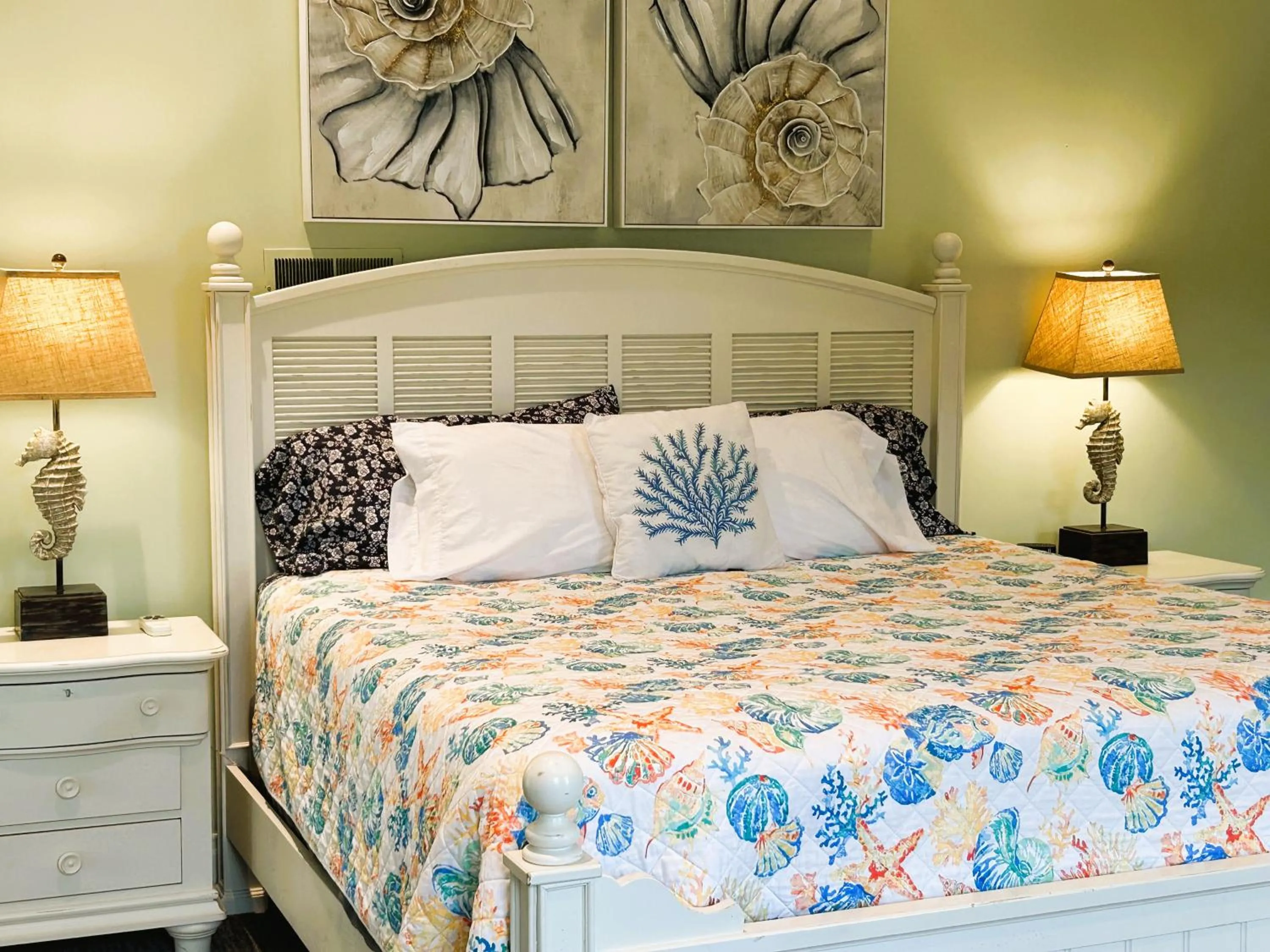 Bedroom, Bed in Falmouth Heights Motor Lodge