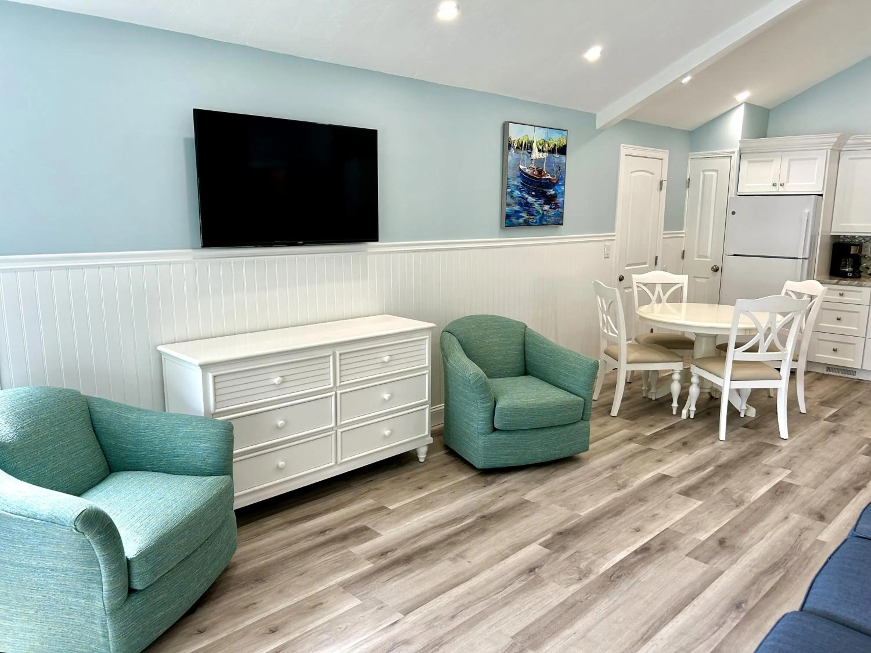 Kitchen or kitchenette in Falmouth Heights Motor Lodge