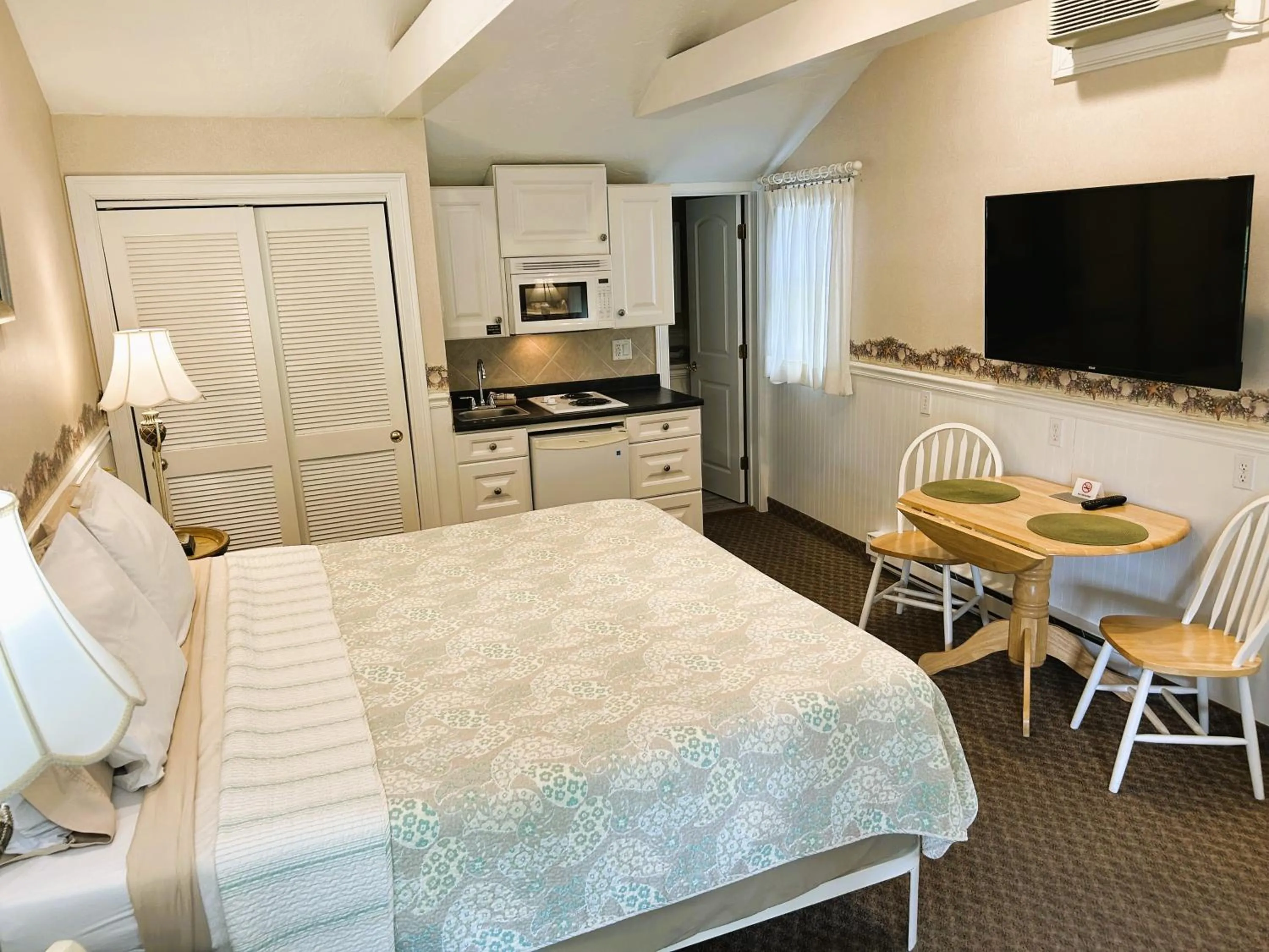 Photo of the whole room, Bed in Falmouth Heights Motor Lodge