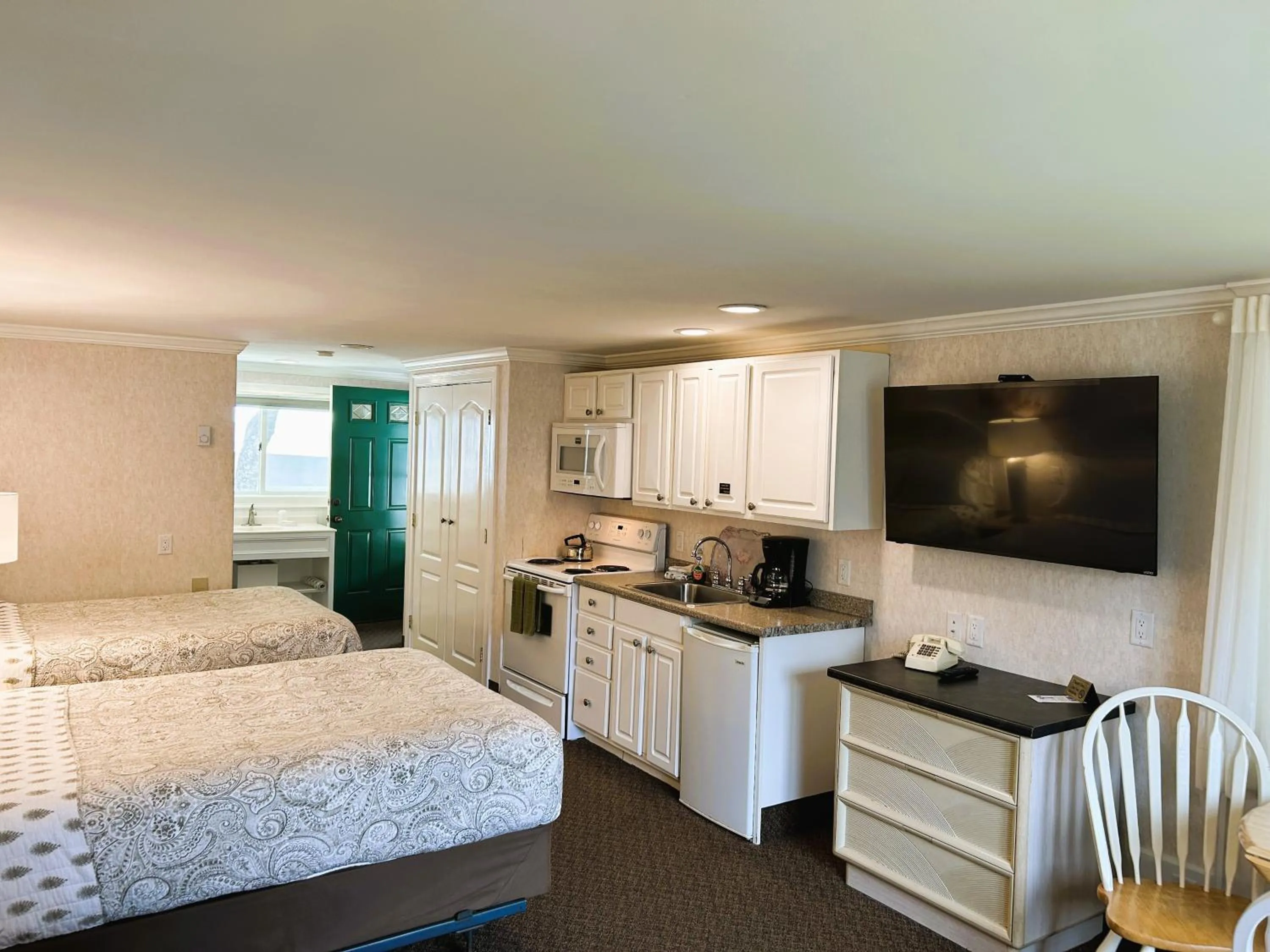 Kitchen or kitchenette, Bed in Falmouth Heights Motor Lodge