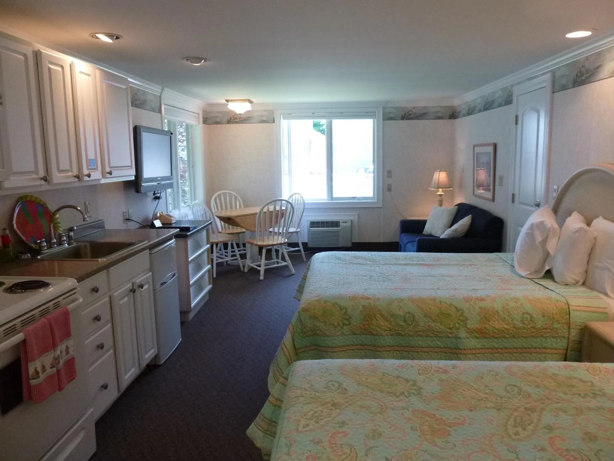 Day, Bed in Falmouth Heights Motor Lodge