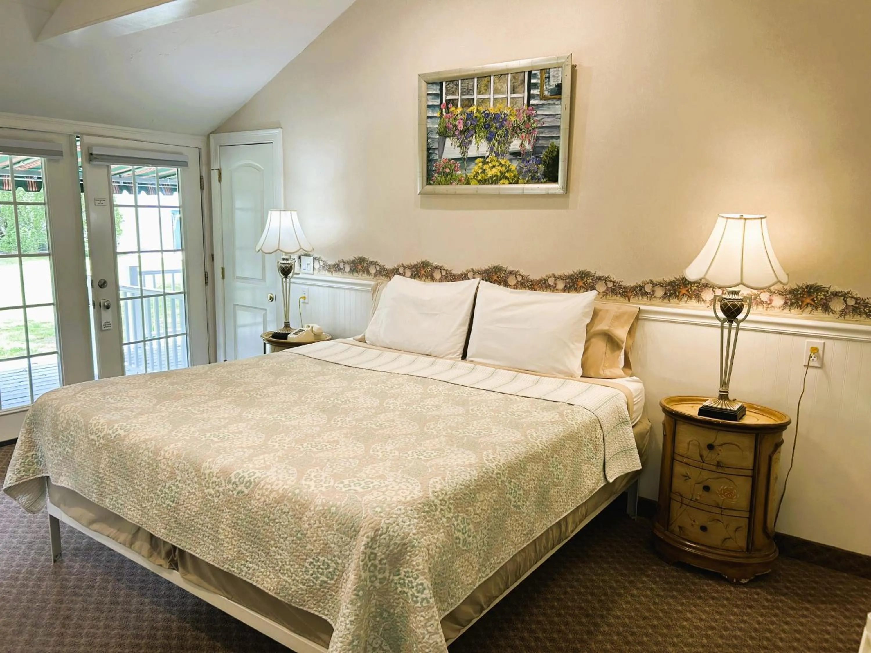 Photo of the whole room, Bed in Falmouth Heights Motor Lodge