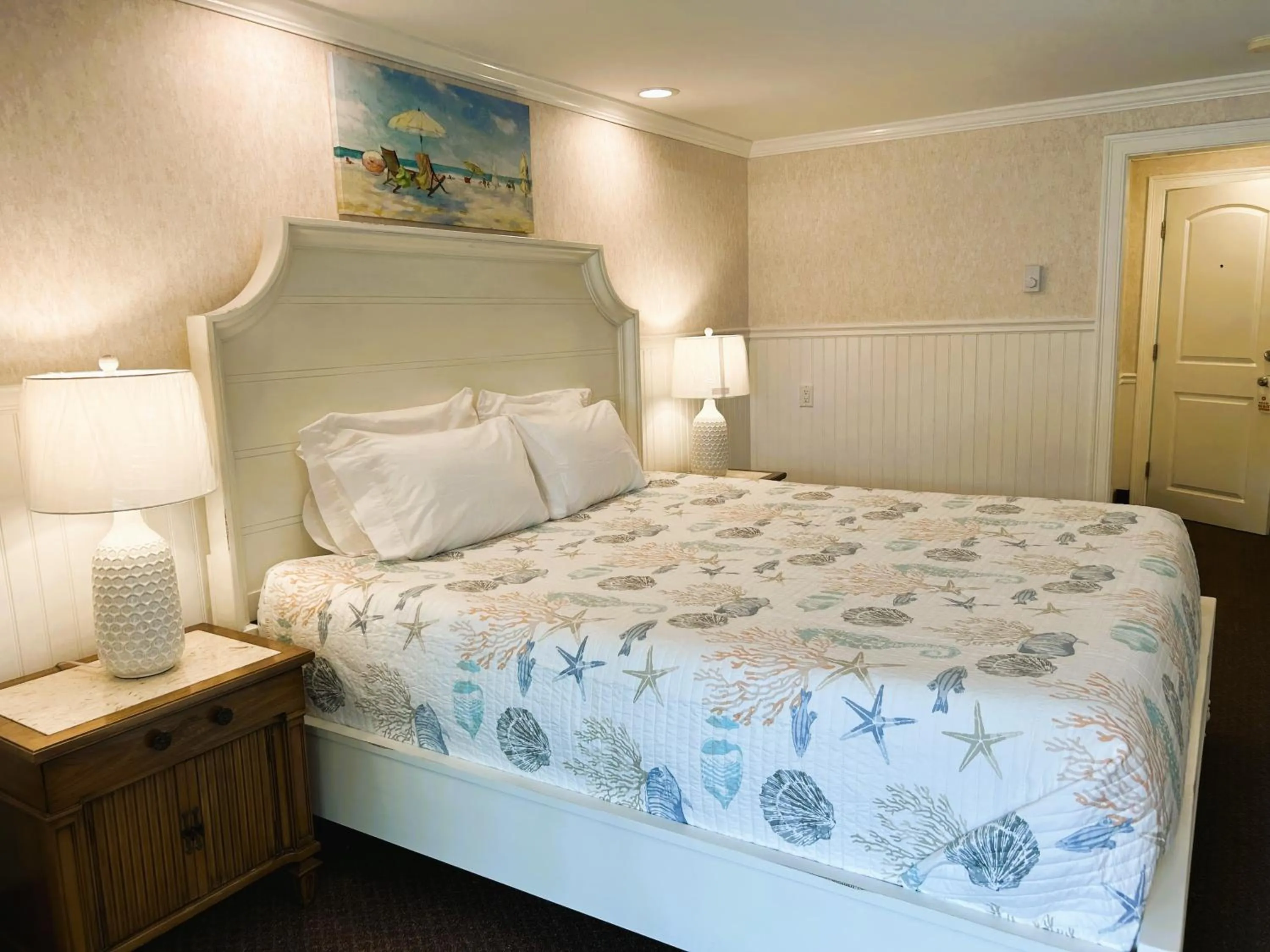 Photo of the whole room, Bed in Falmouth Heights Motor Lodge