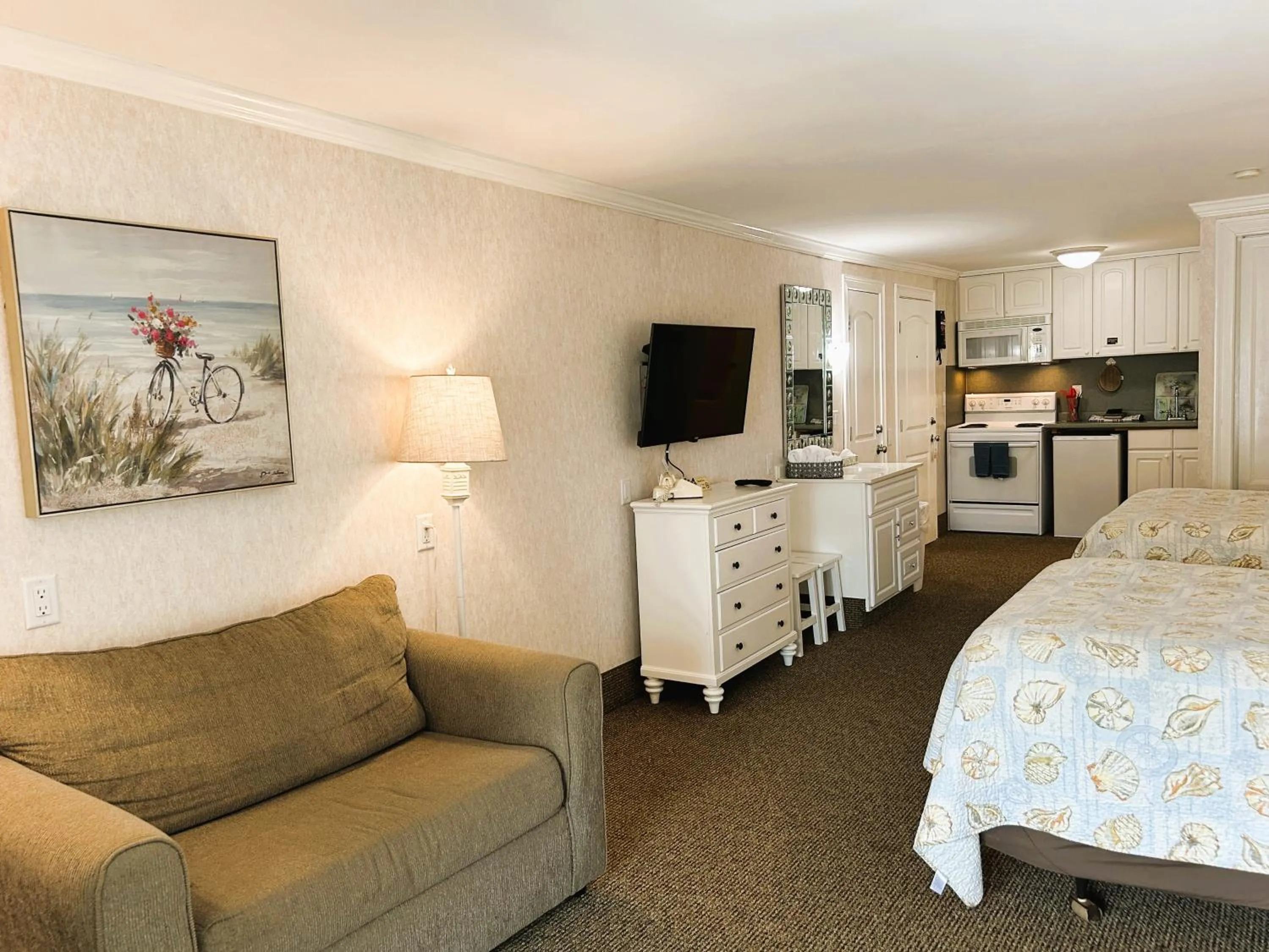 Kitchen or kitchenette, Bed in Falmouth Heights Motor Lodge