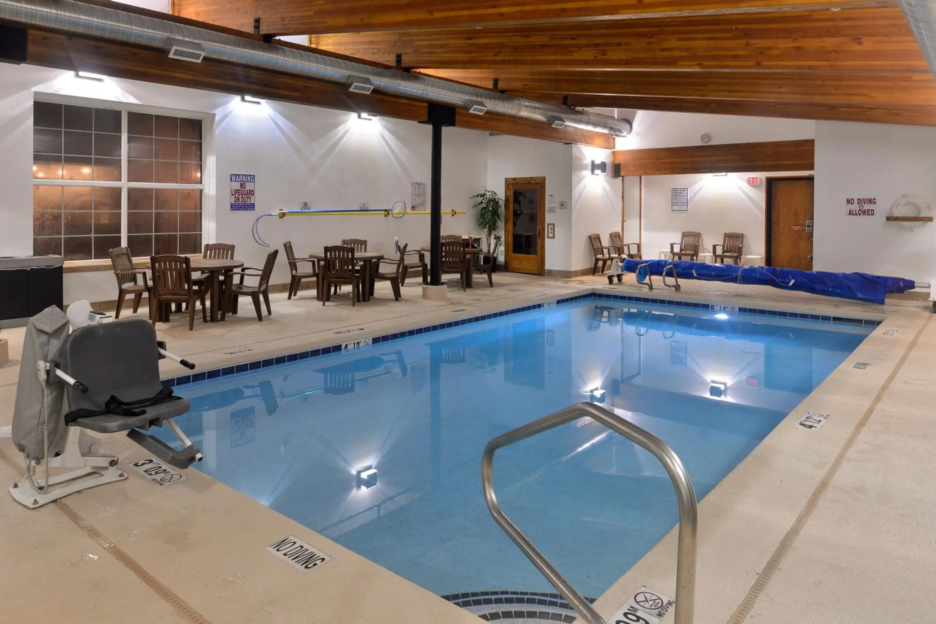 Swimming pool in Stage Coach Inn