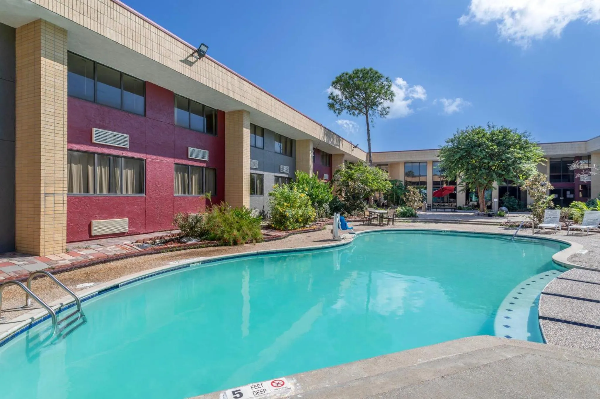 Swimming pool in Red Roof Inn La Marque