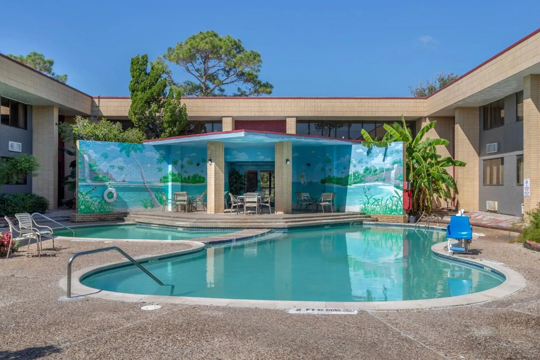 Swimming pool in Red Roof Inn La Marque Swimming pool in Red Roof Inn La Marque