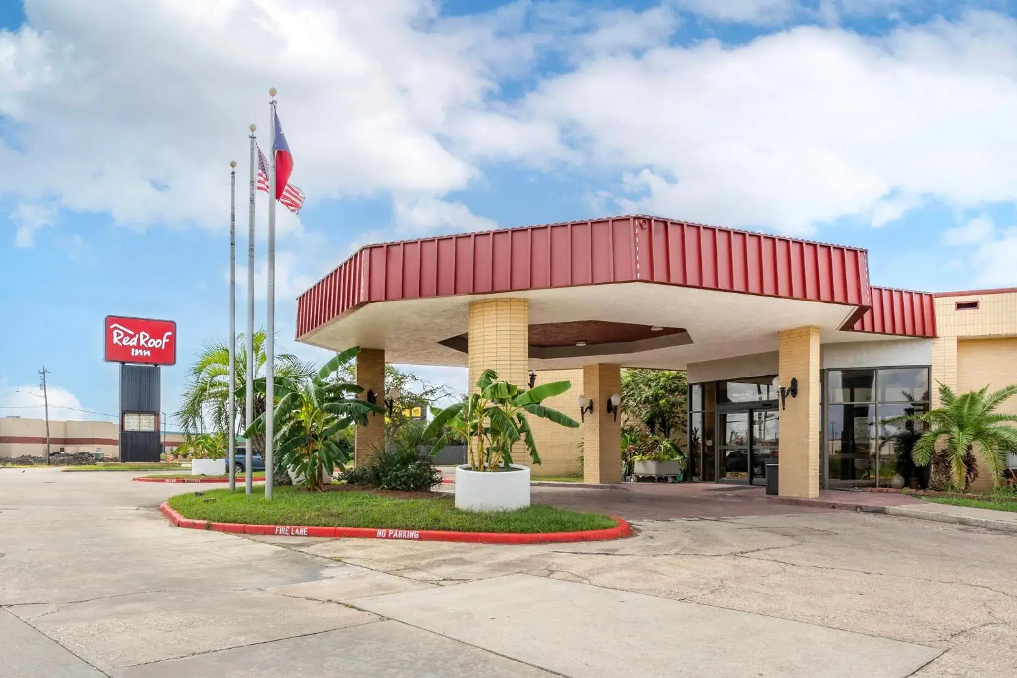 Property building in Red Roof Inn La Marque Property building in Red Roof Inn La Marque