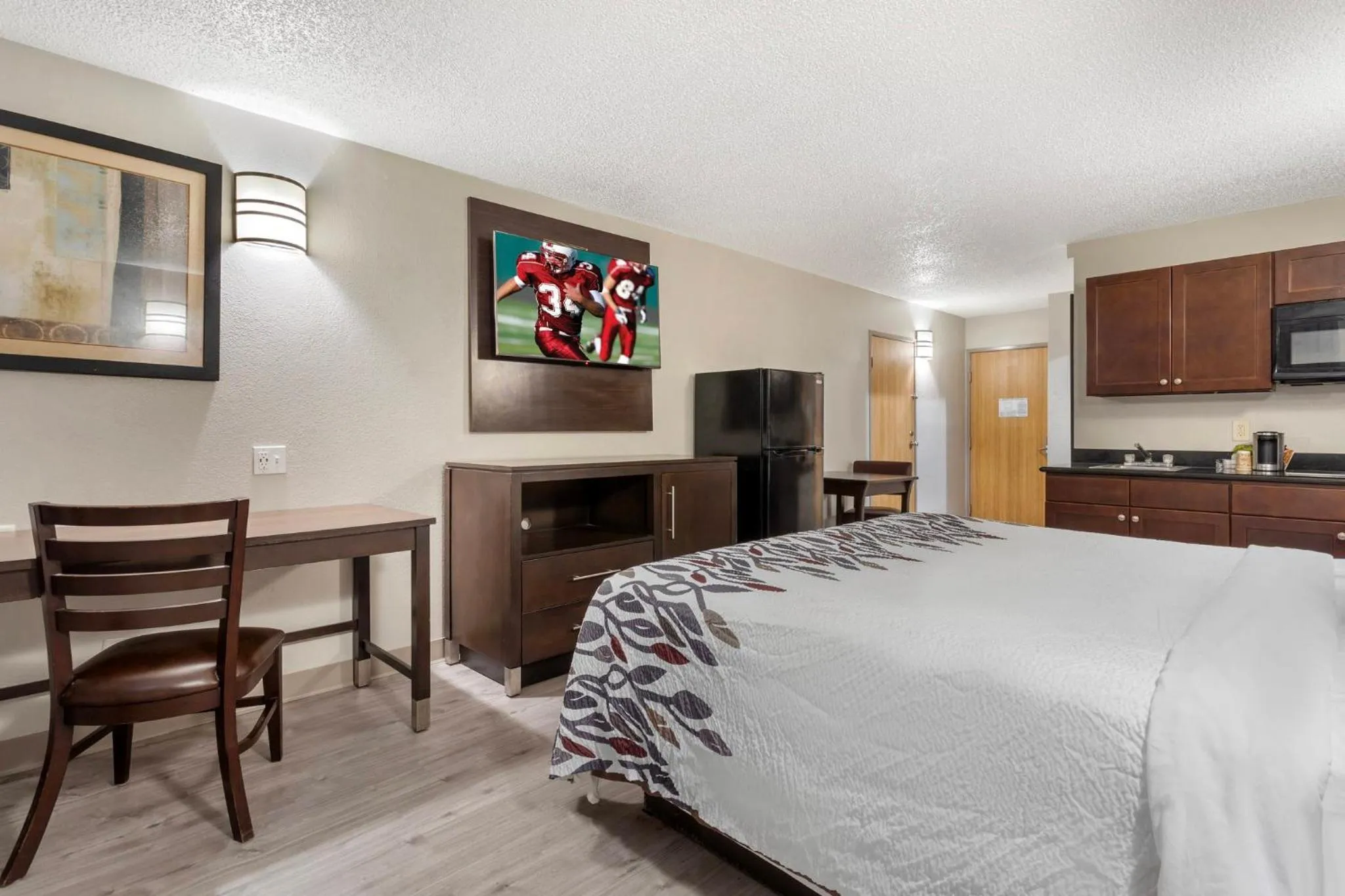 Photo of the whole room, Bed in Red Roof Inn La Marque