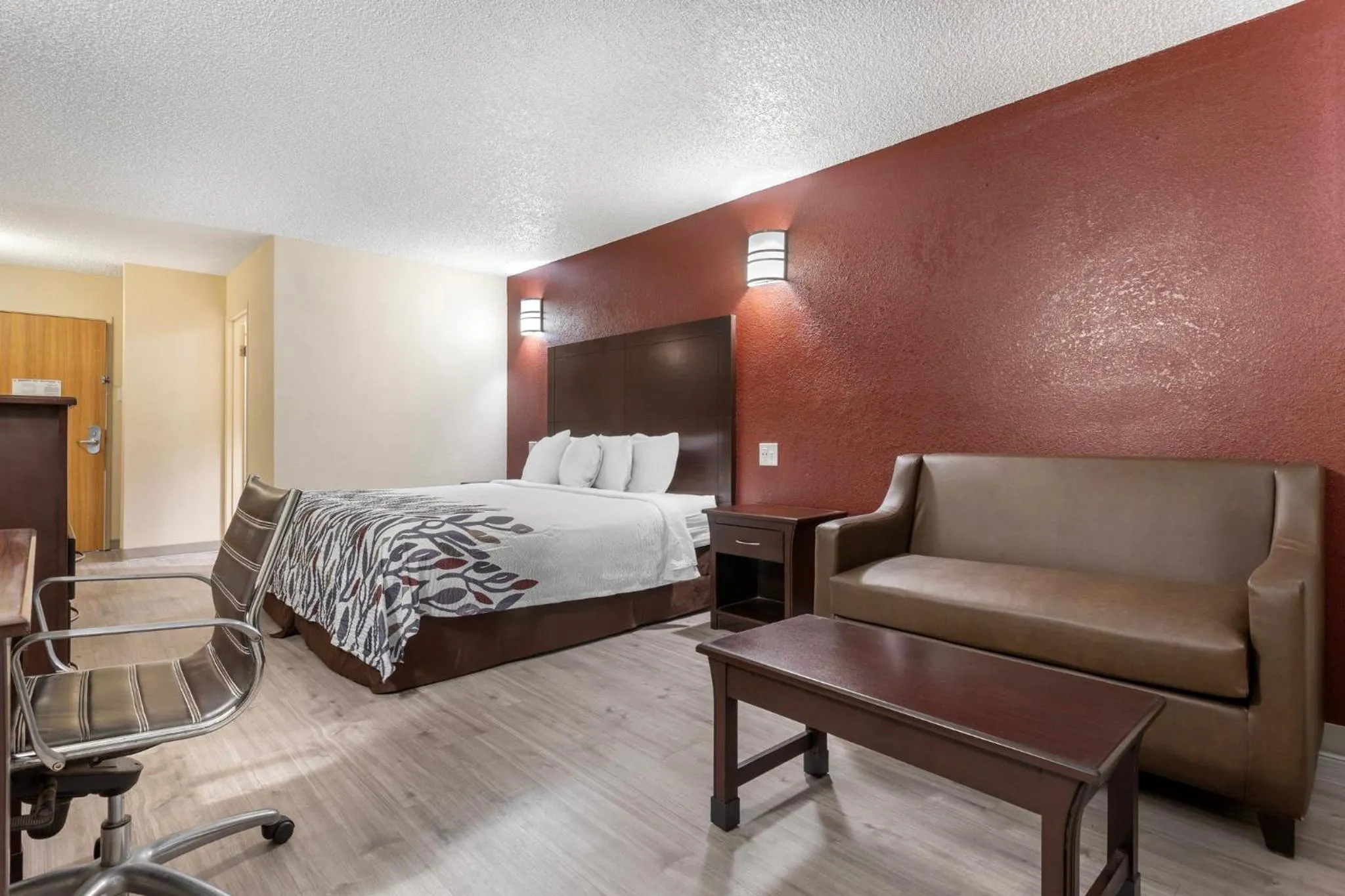 Photo of the whole room, Bed in Red Roof Inn La Marque