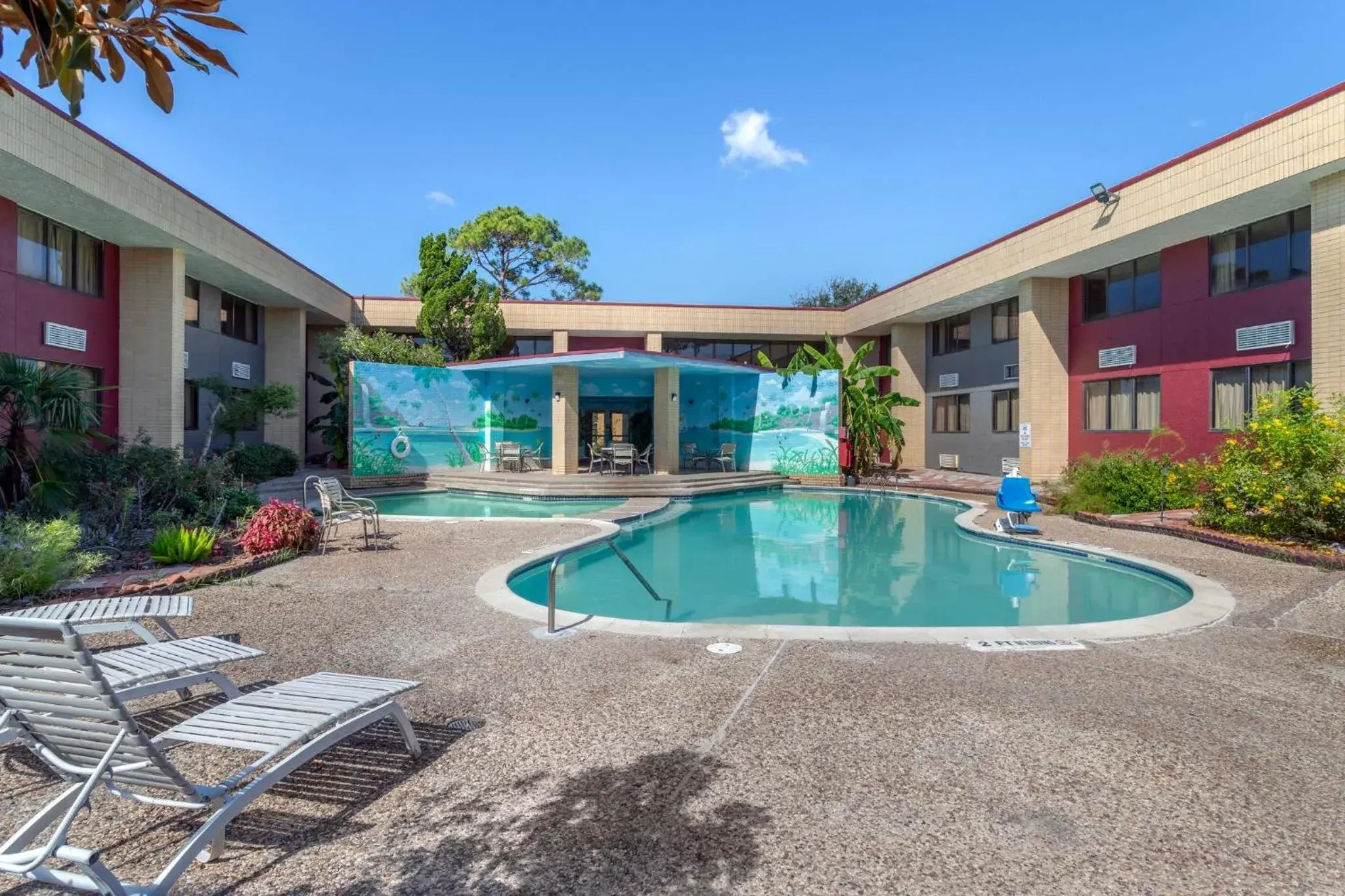 Swimming pool in Red Roof Inn La Marque Swimming pool in Red Roof Inn La Marque