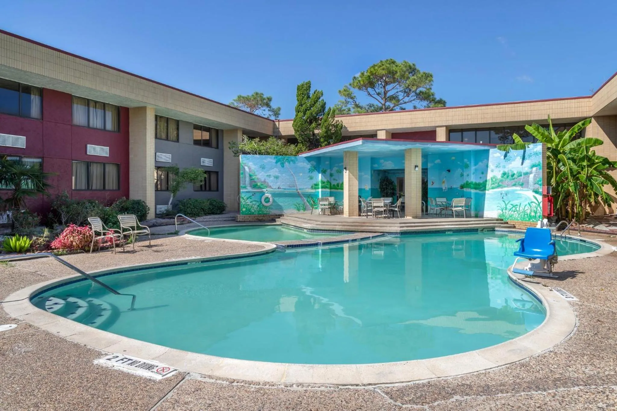 Swimming pool in Red Roof Inn La Marque