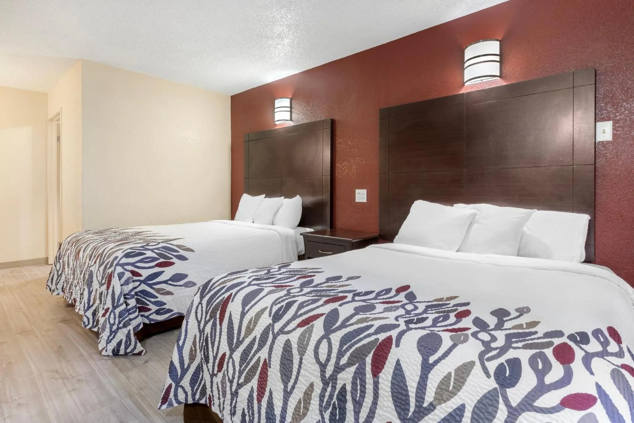 Photo of the whole room, Bed in Red Roof Inn La Marque