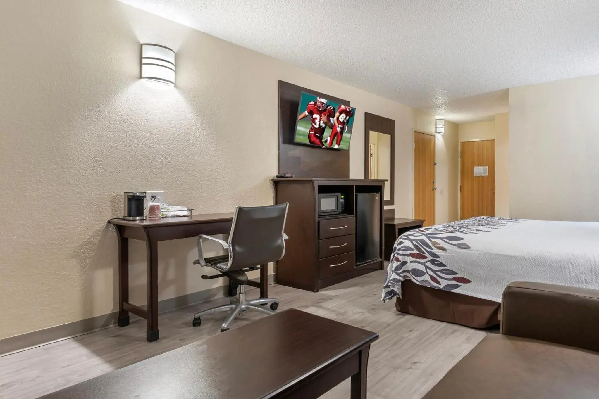 Photo of the whole room, Bed in Red Roof Inn La Marque Photo of the whole room, Bed in Red Roof Inn La Marque