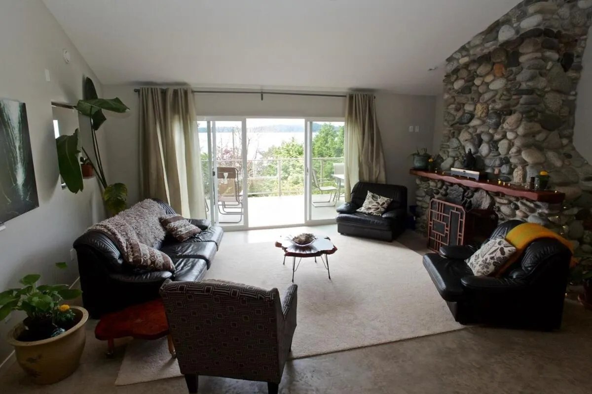 Halfmoon Haven Beach Cottage or Oceanview Suite