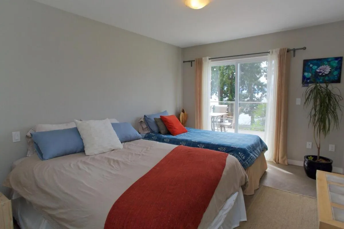 Bed in Halfmoon Haven Beach Cottage or Oceanview Suite