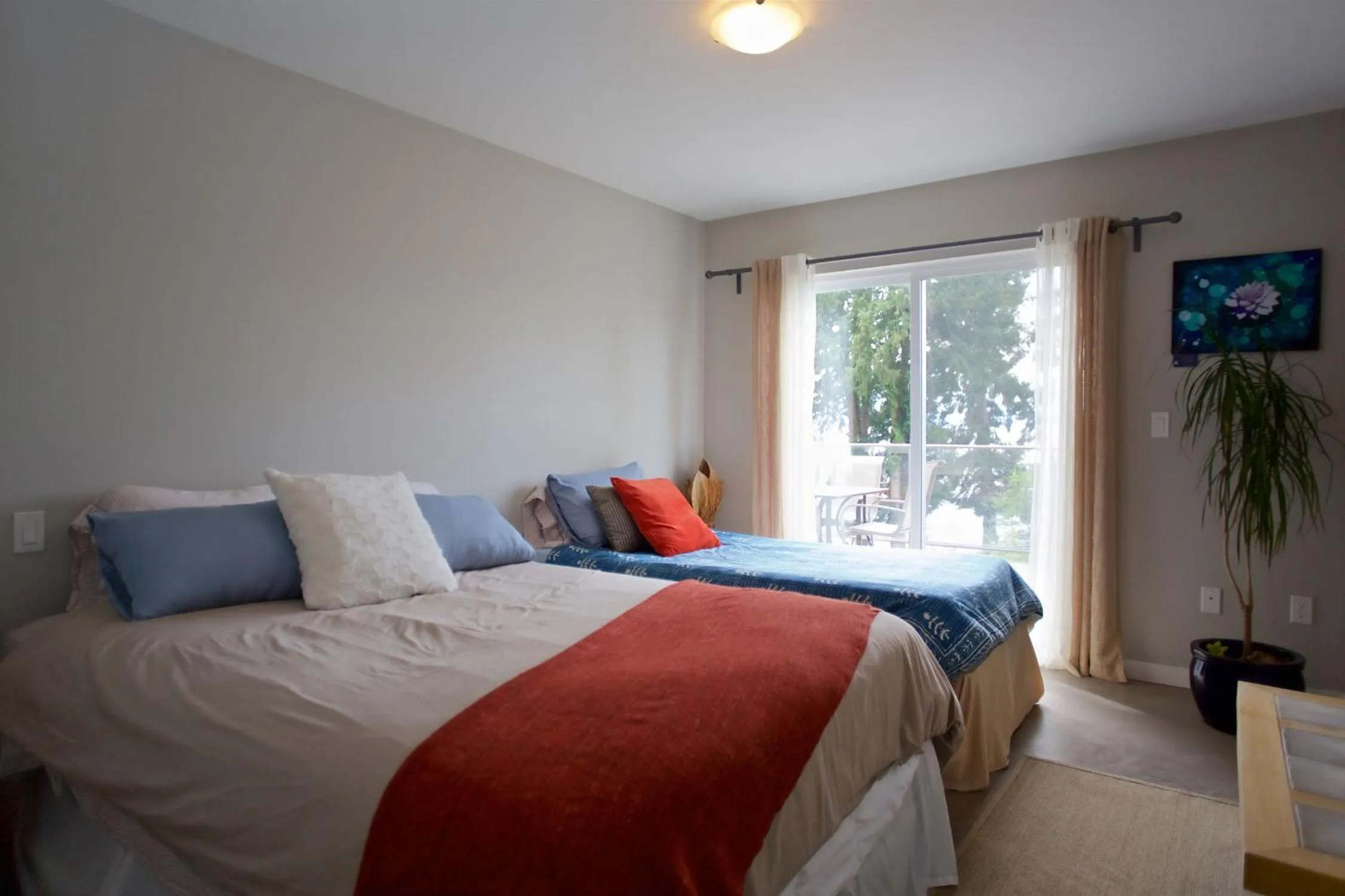 Bed in Halfmoon Haven Beach Cottage or Oceanview Suite